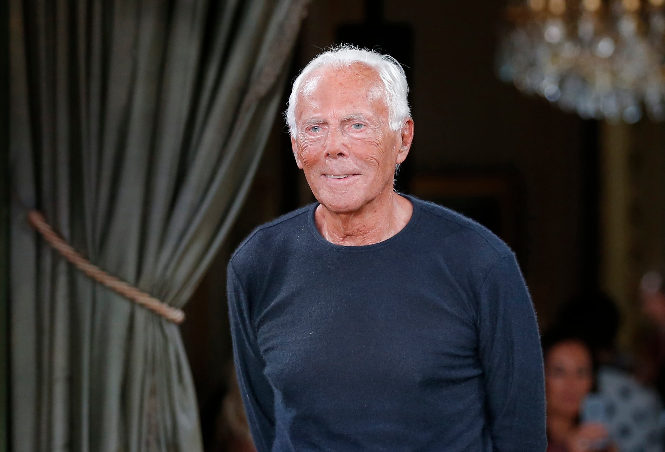 El diseñador Giorgio Armani recibe aplausos al final de la colección de moda Armani Alta Costura Otoño-Invierno 2018/2019, presentada el 3 de julio de 2018 en París.