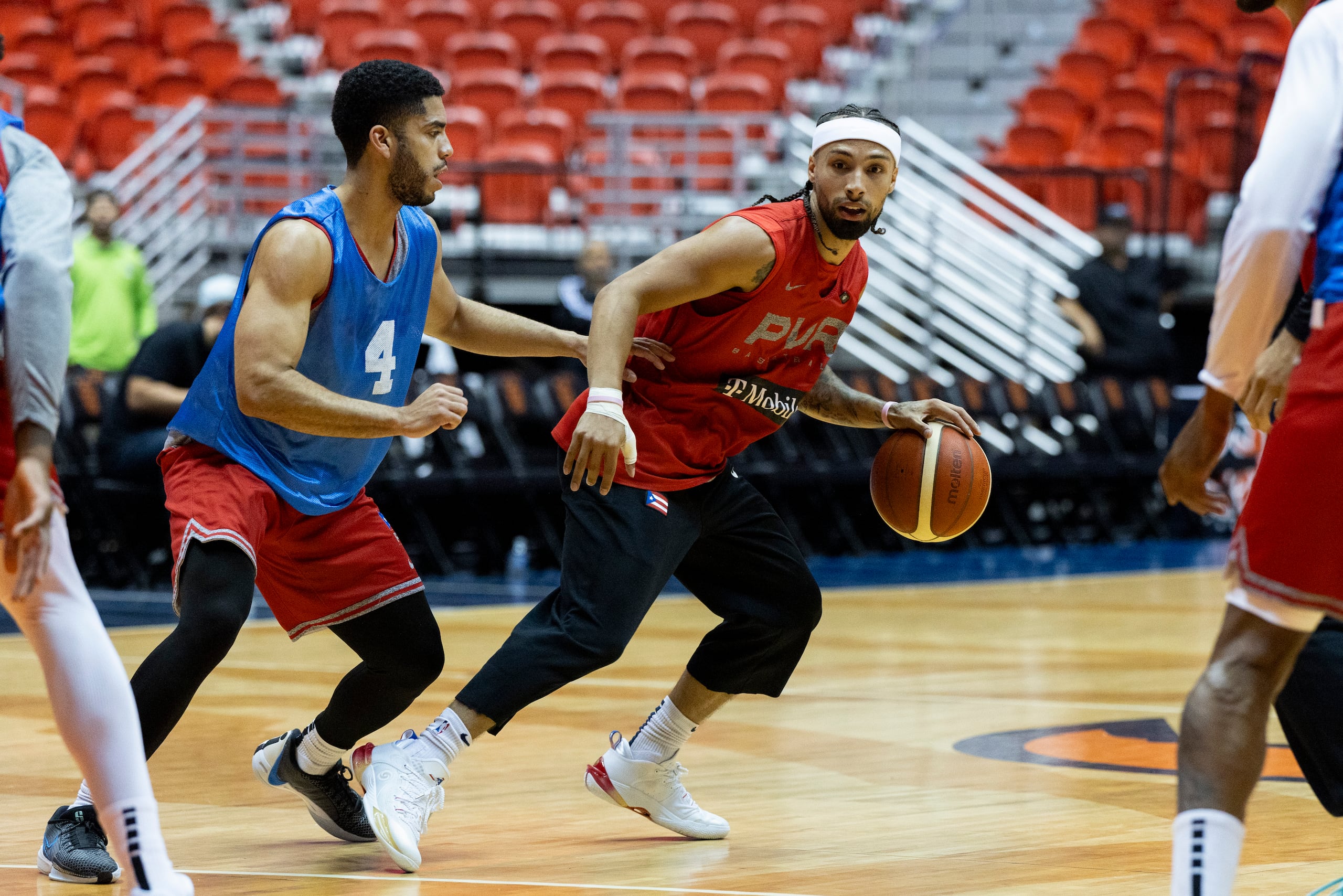 José Alvarado (derecha) tendrá un salario no garantizado de $1.99 millones para la temporada 2024-25 en la NBA.