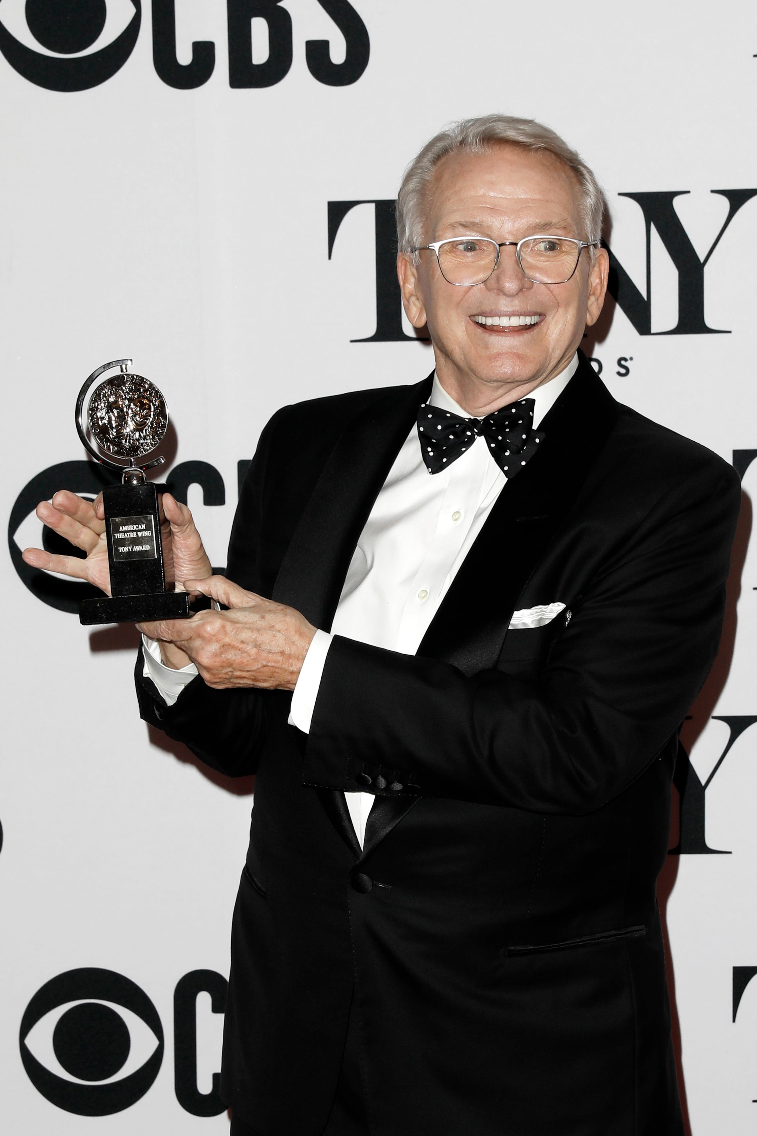 Fotografía de archivo del diseñador de moda y vestuarista estadounidense Bob Mackie, posando en la entrega de los Premios Tony 2019 en Nueva York (Estados Unidos). EFE/ Peter Foley/ ARCHIVO