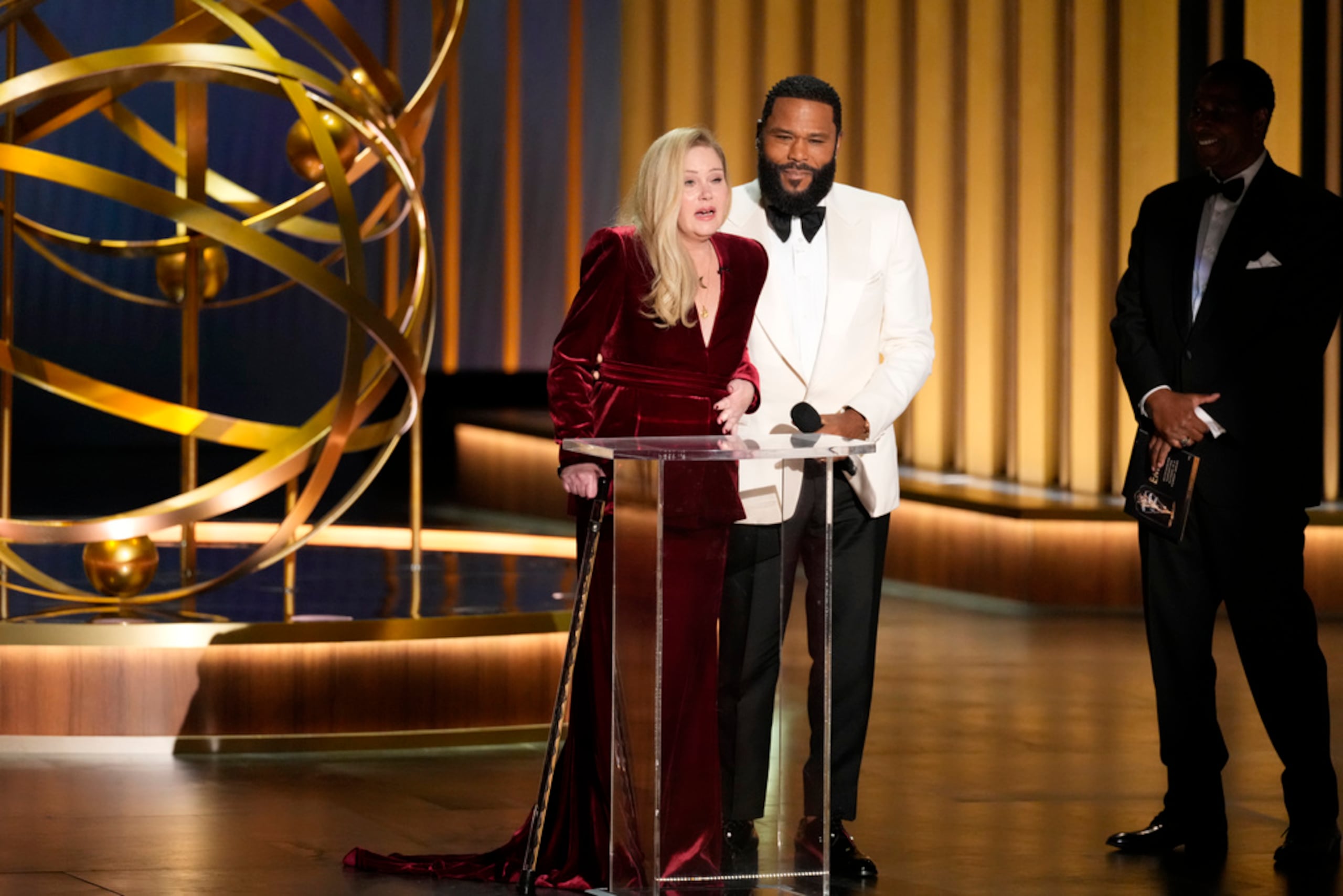 Christina Applegate presentó el premio a mejor actriz de reparto de comedia en la 75a edición de los premios Emmy, en el Teatro Peacock de Los Ángeles el 15 de enero de 2024.
