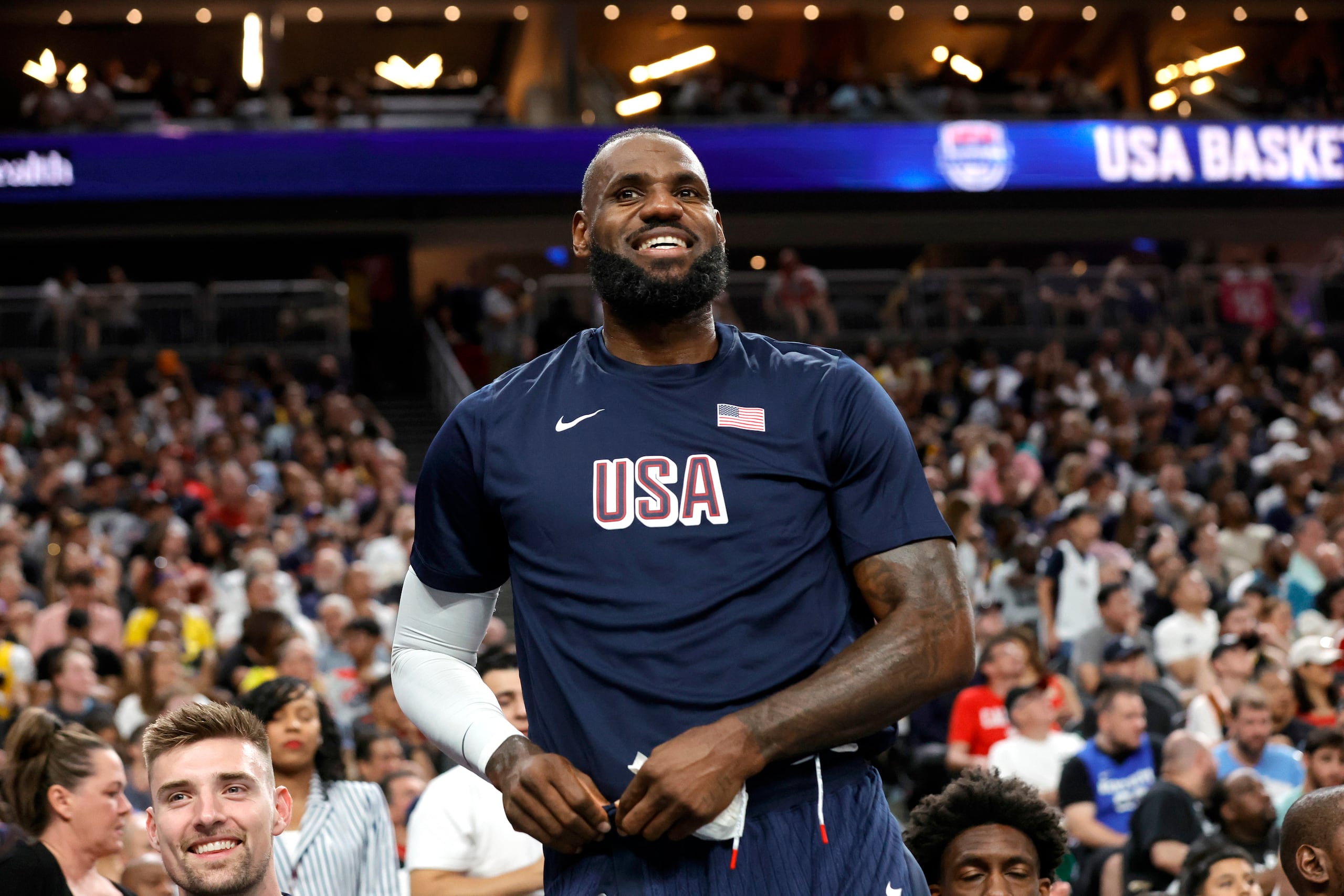 LeBron James durante el fogueo contra Canadá previo al baloncesto de los Juegos Olímpicos de París 2024.