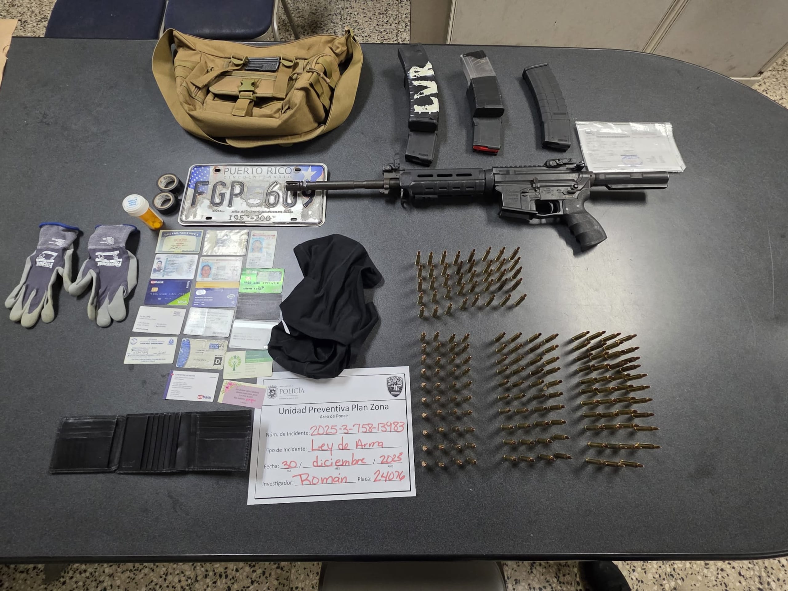 Los agentes localizaron un vehículo Nissan Versa blanco, del 2012, en cuyo interior se encontró un rifle de alto calibre, cinco cargadores y 163 municiones calibre .223/5.56.