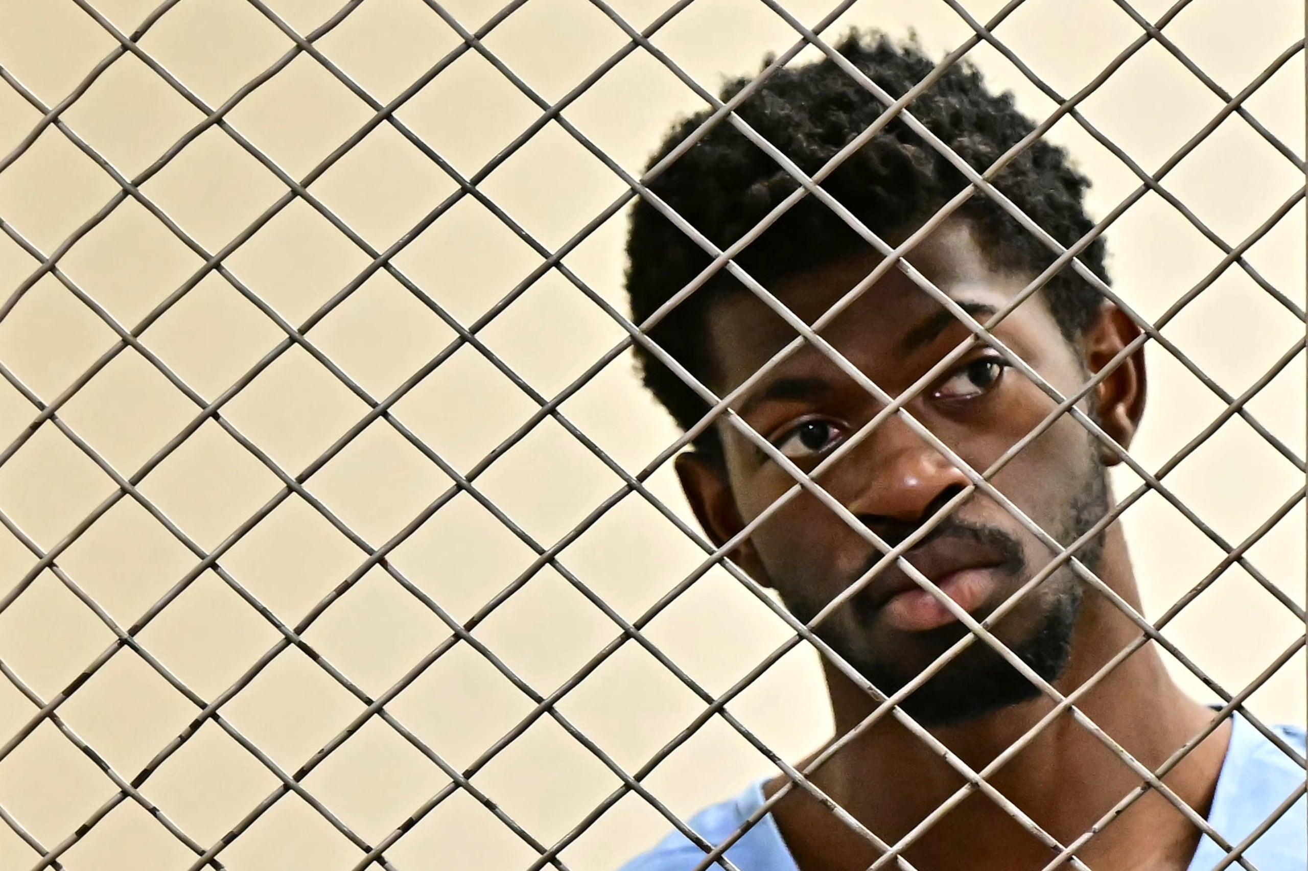 Lil Nas X, cuyo nombre verdadero es Montero Lamar Hill, es procesado ante el tribunal por cuatro cargos de delitos graves, incluidos tres cargos de agresión con lesiones a un oficial de policía, el lunes 25 de agosto de 2025, en Los Ángeles. (Frederic J Brown/Pool Photo via AP)