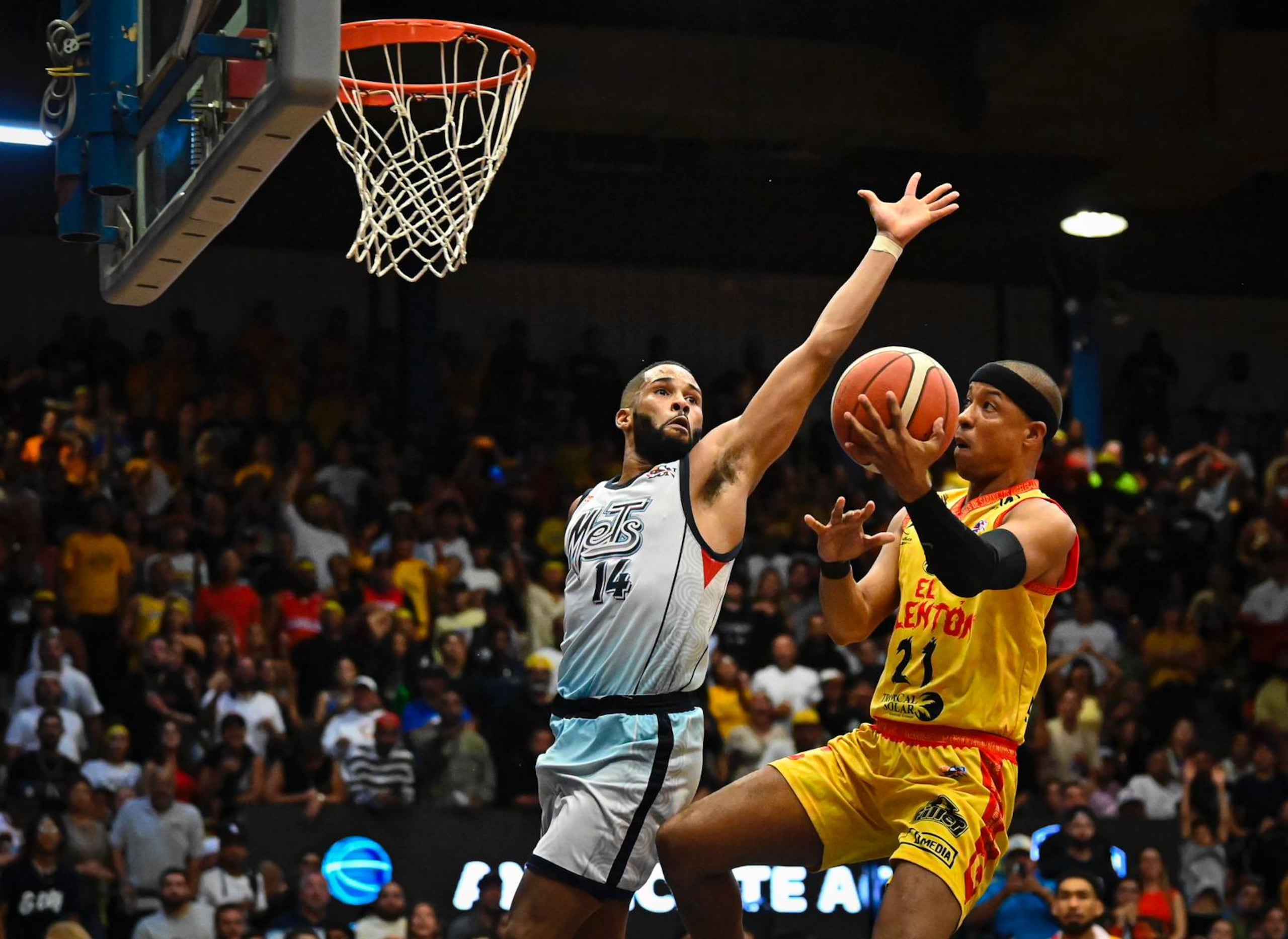 Filiberto Rivera ataca el canasto ante la defensa de Gary Browne en las semifinales 2023 del BSN.