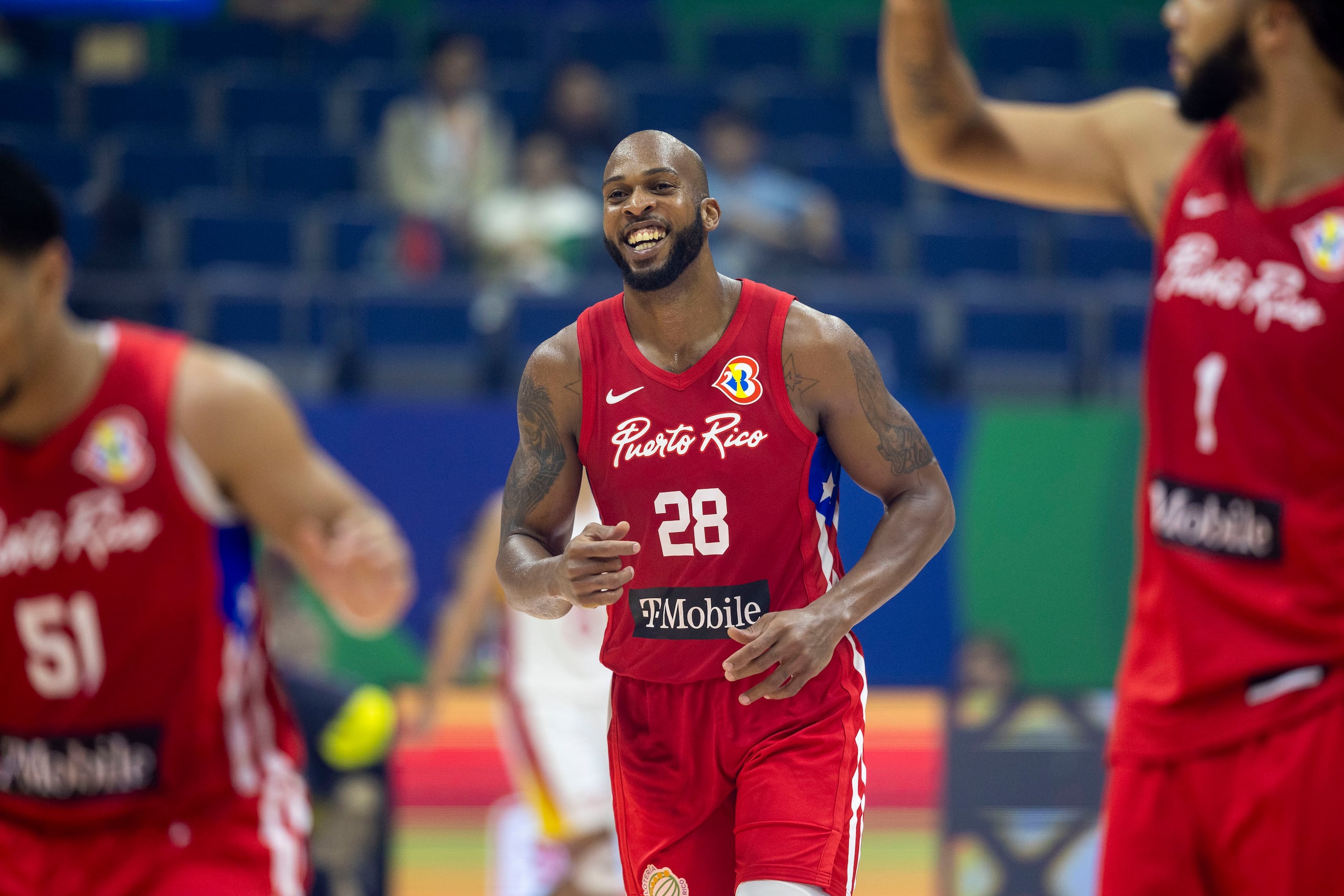 Ysmael Romero se dirige contento hacia el bando durante un receso del juego ante China.