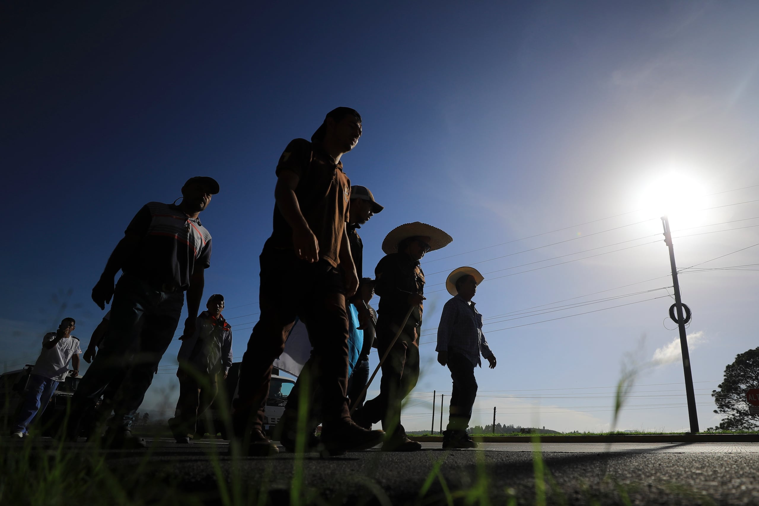 El sacerdote franciscano hondureño Leopoldo Serrano continúa este jueves su recorrido por la carretera CA-5 en las inmediaciones del Valle de Amarateca, esperando llegar esta tarde a Tegucigalpa, en Honduras. (EFE/Gustavo Amador)