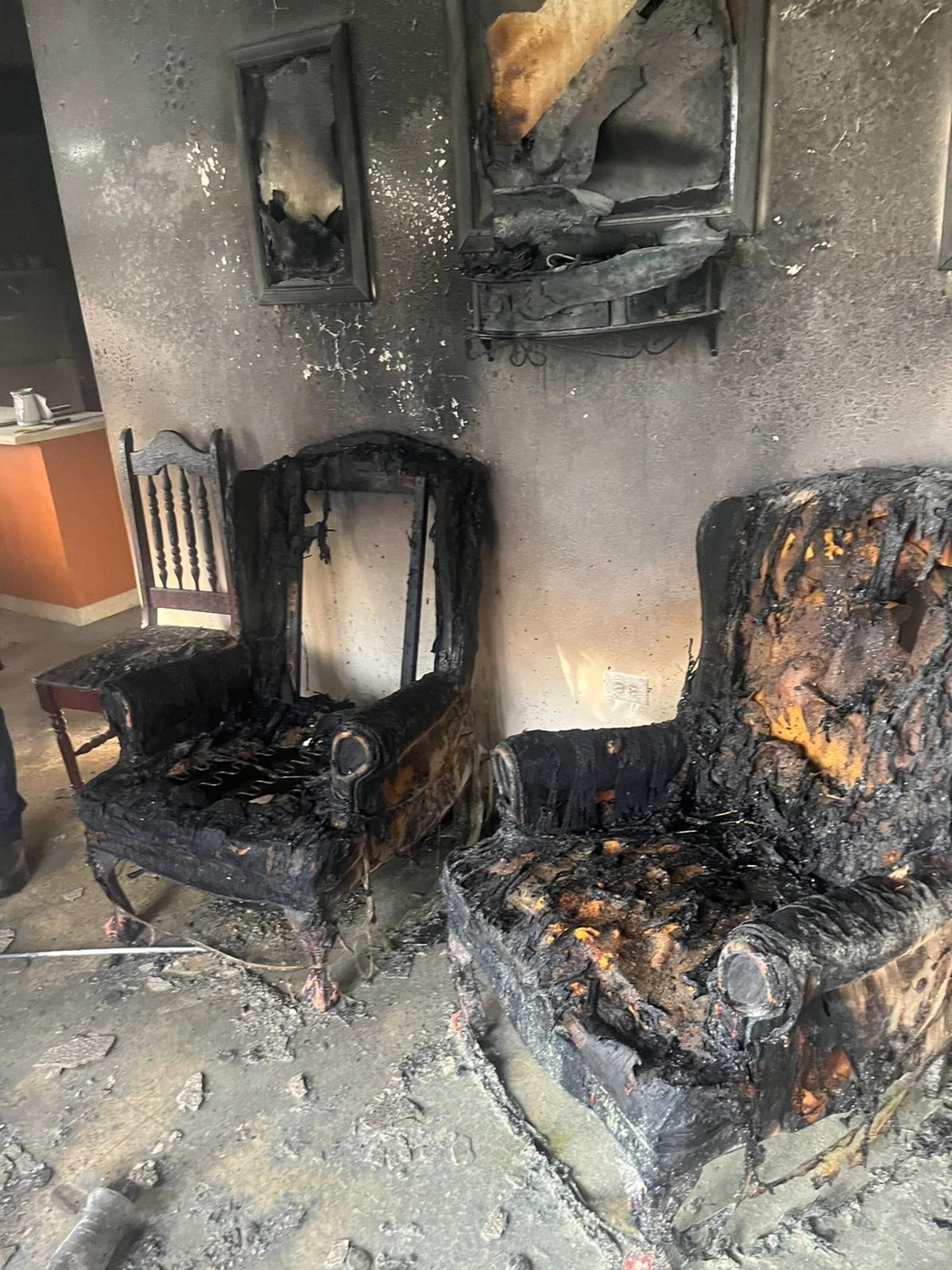El incendio comenzó en un receptáculo de la sala.
