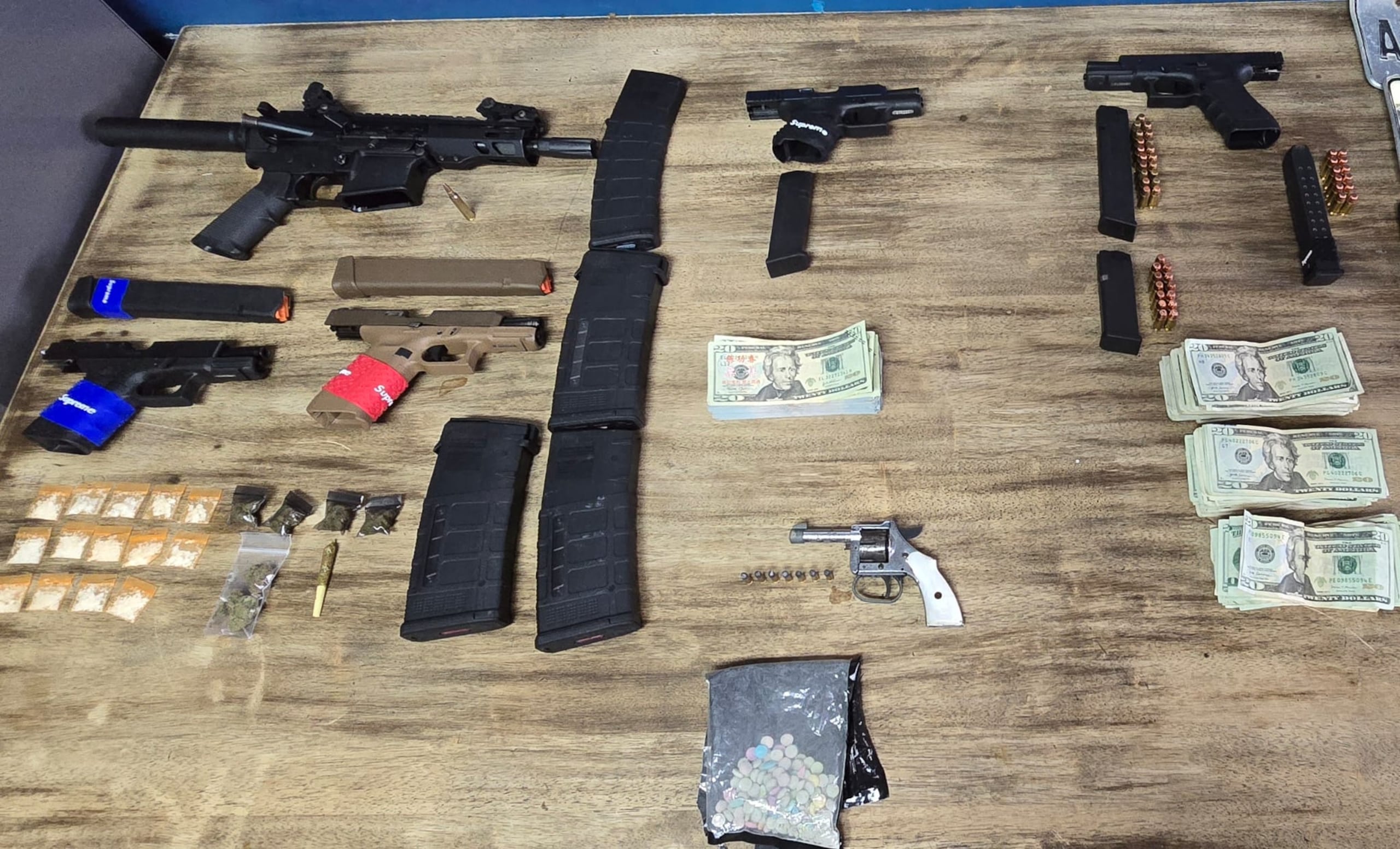 Armas ilegales, cargadores, dinero falso y sustancias controladas, ocupadas durante un allanamiento en una residencia de la Barriada Obrera, en Fajardo.