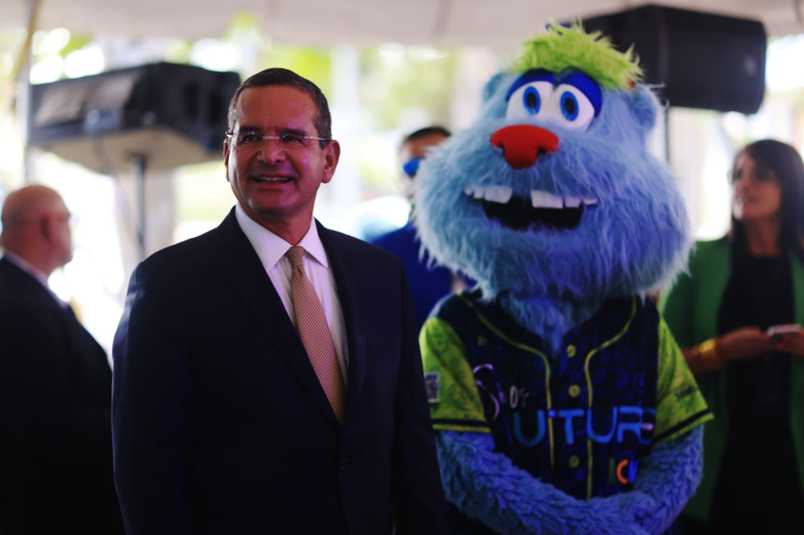 El gobernador Pedro Pierluisi posa al lado de la mascota de ACUDEN, Bruno, durante la inauguración de las nuevas instalaciones de la agencia.