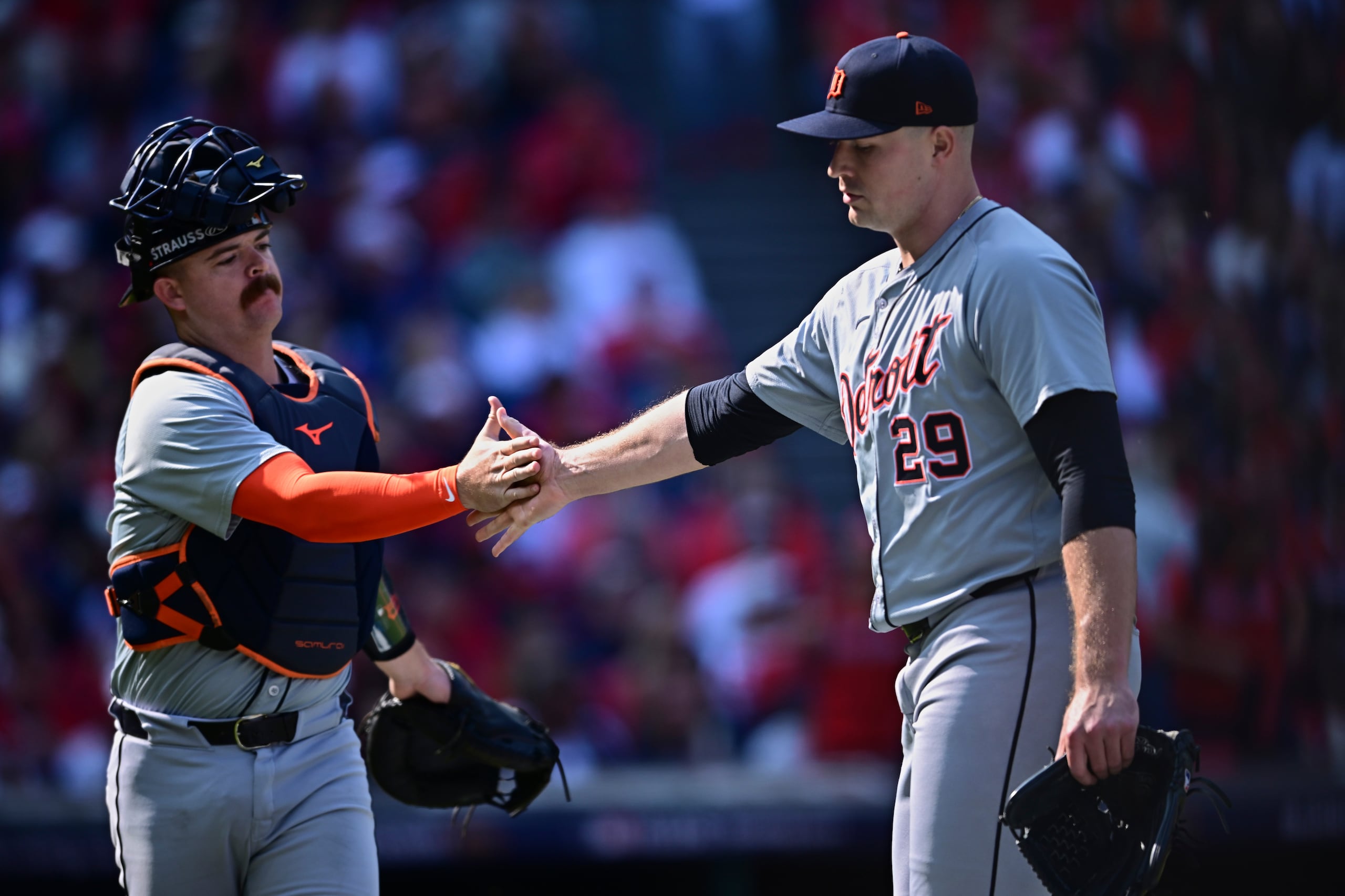 El lanzador abridor de los Tigers de Detroit, Tarik Skubal (29) es felicitado por el receptor Jake Rogers (izquierda), mientras abandona el montículo durante la primera entrada del quinto juego de la Serie Divisional de la Liga Americana ante los Guardians de Cleveland.