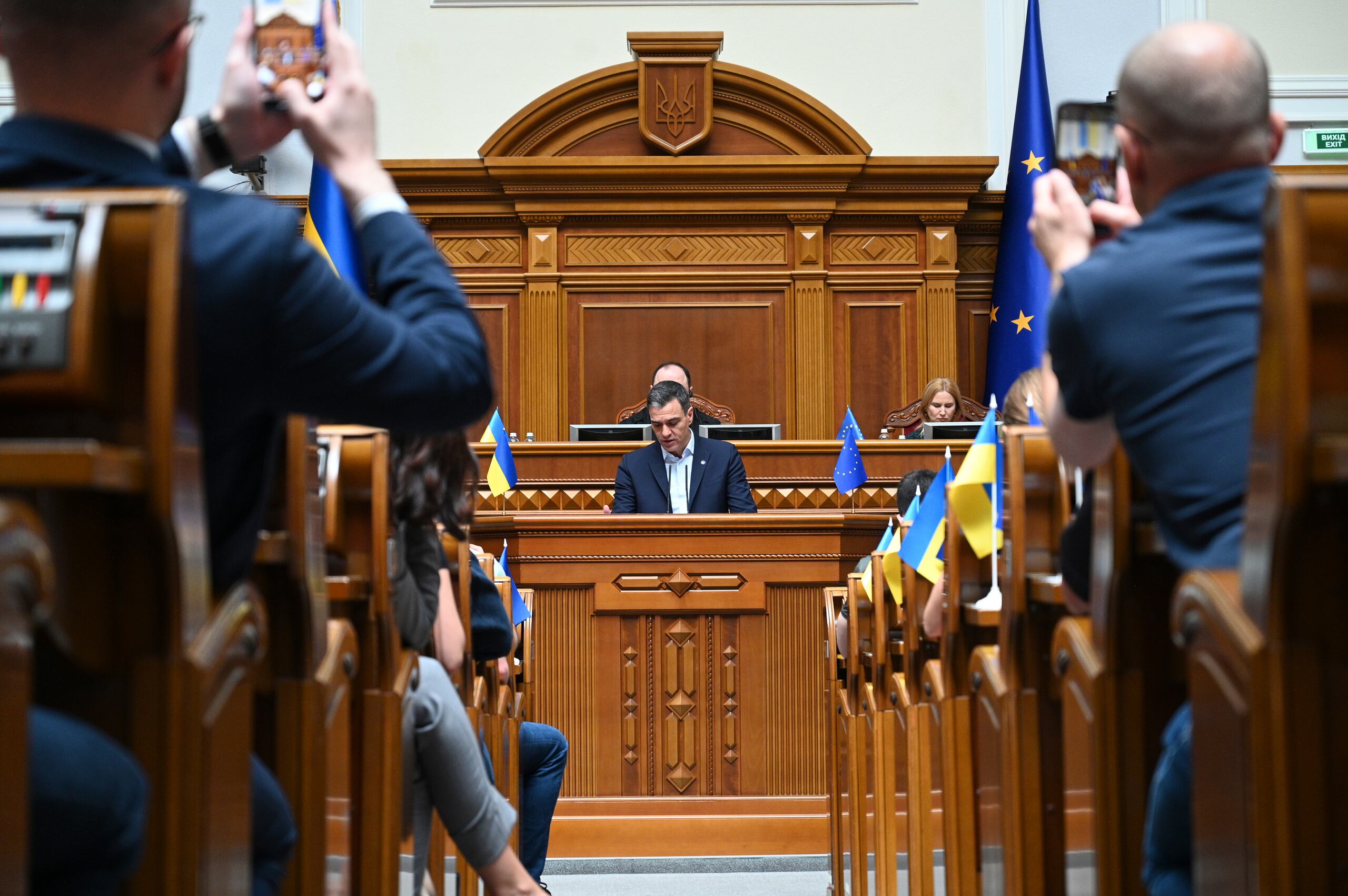 El presidente del Gobierno español, Pedro Sánchez (C), interviene en la Rada Suprema, el parlamento unicameral ucraniano, durante su visita a Kiev. (EFE/ Borja Puig De La Bellacasa / Moncloa SÓLO USO EDITORIAL / SÓLO DISPONIBLE PARA ILUSTRAR LA NOTICIA QUE ACOMPAÑA (CRÉDITO OBLIGATORIO)