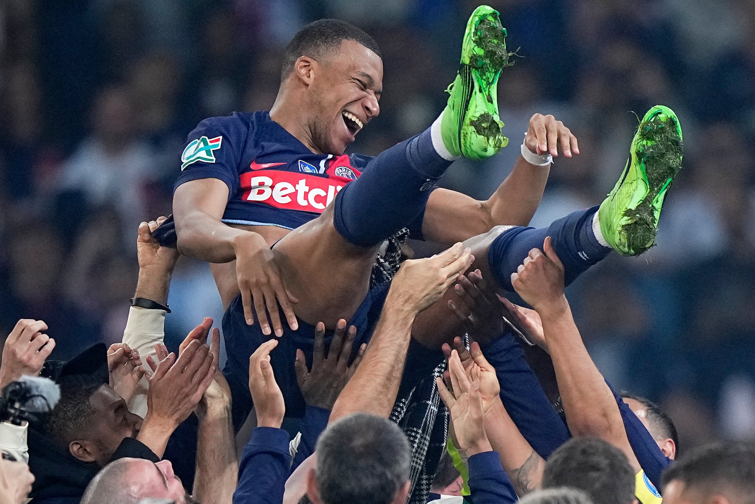 Kylian Mbappé, del Paris Saint-Germain, es lanzado por los aires durante la celebración por la conquista de la Copa de Francia.