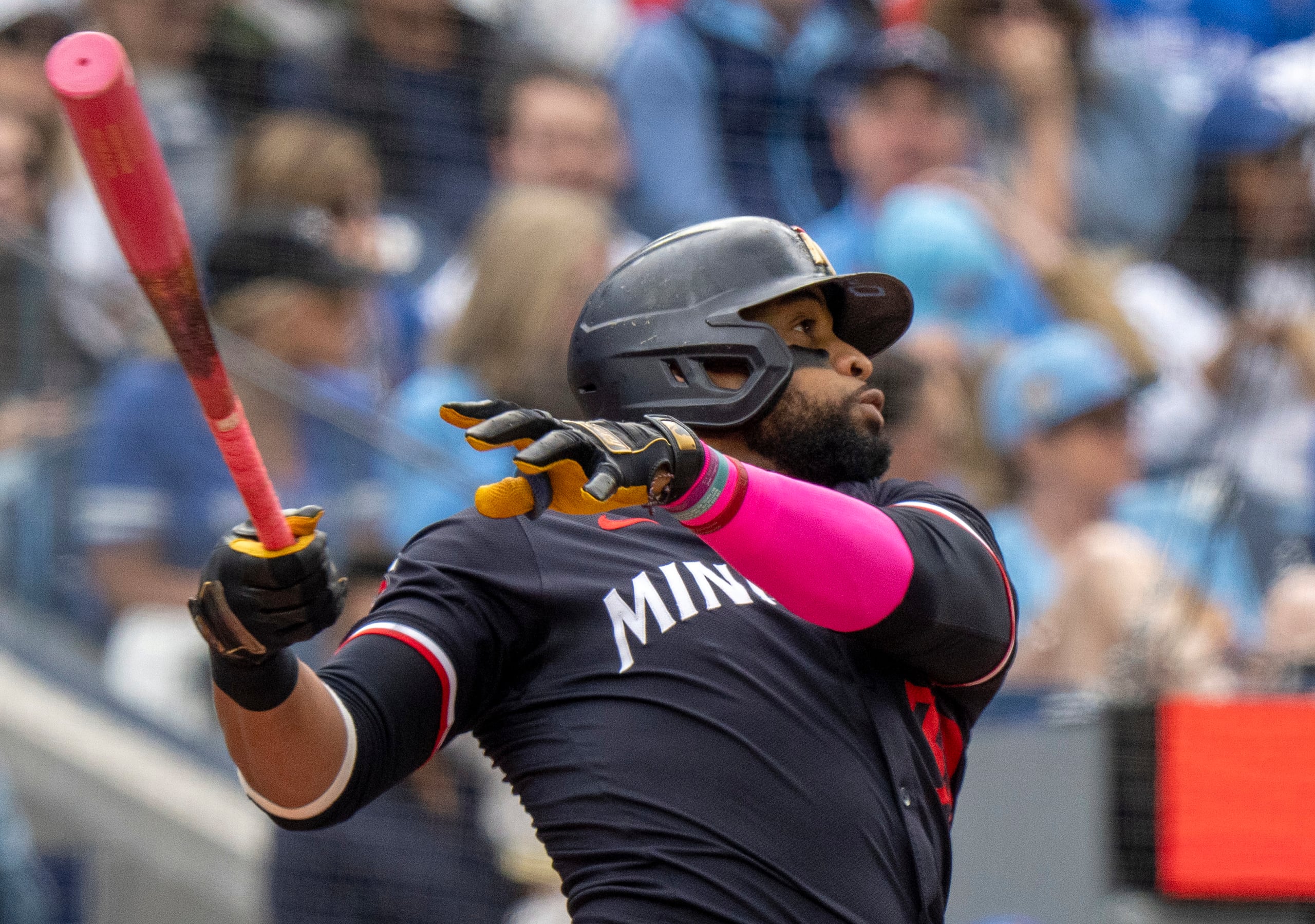 Carlos Santana de los Mellizos de Minnesota batea un jonrón ante los Azulejos de Toronto, el domingo 12 de mayo de 2024. (Frank Gunn/The Canadian Press vía AP)