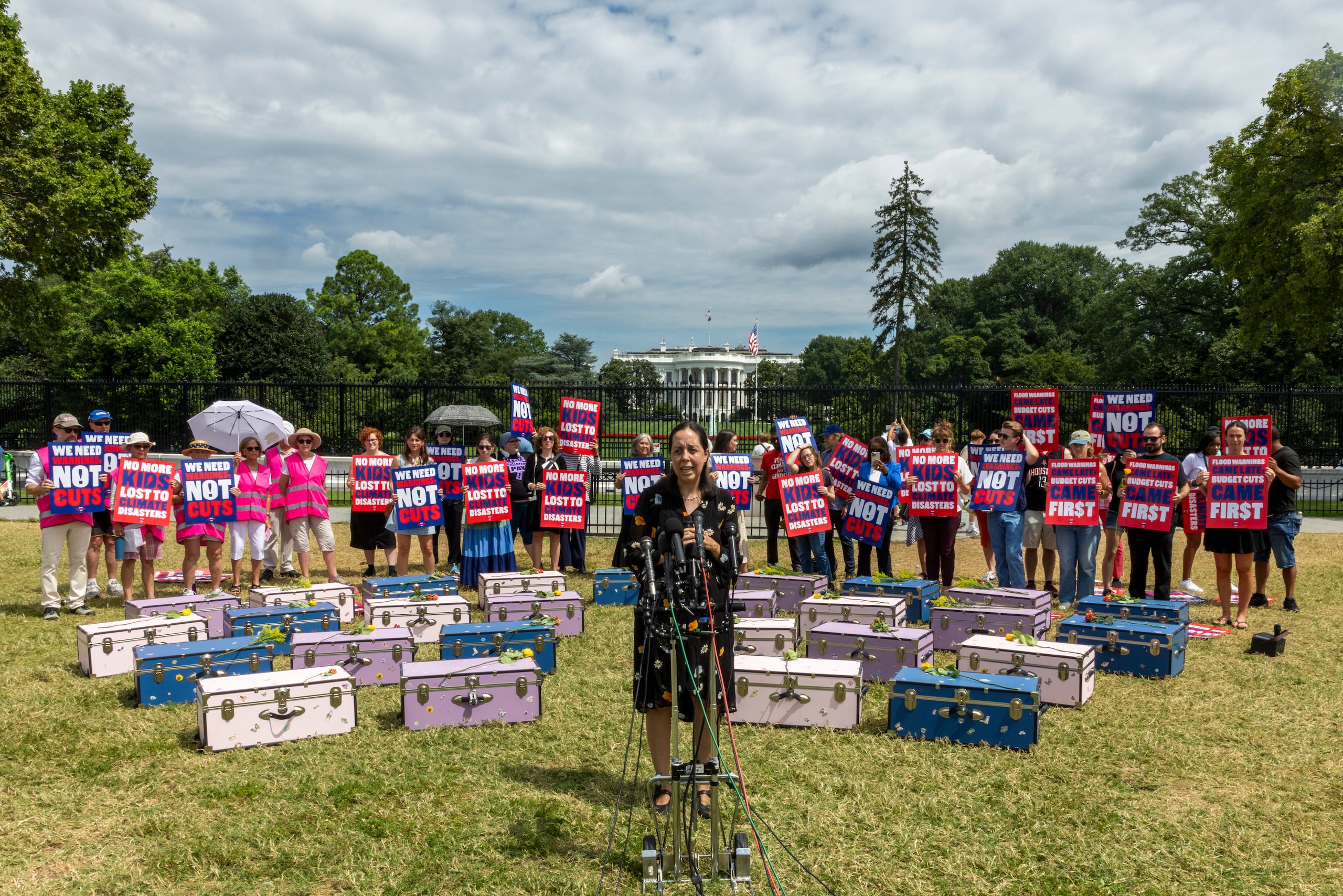 Helen Waters, de Austin, Texas, da un discurso mientras activistas climáticos, amigos y familiares de las víctimas de las inundaciones de Texas, asisten a una conferencia de prensa y un memorial para los niños perdidos en el Ellipse en Washington, DC, EE. UU. EFE/SHAWN THEW