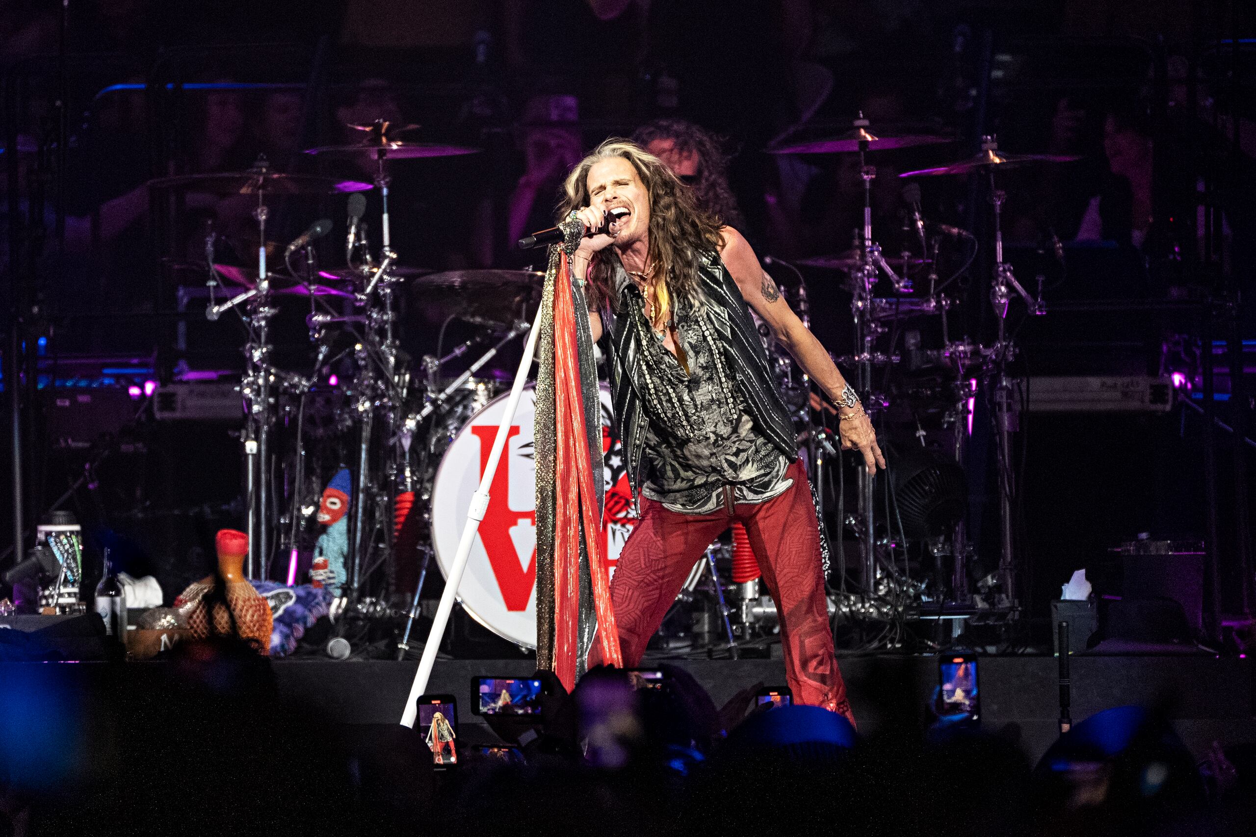 En esta imagen de archivo, Steven Tyler, de la banda Aerosmith, actúa en el inicio de su gira "Peace Out: The Farewell Tour", el 2 de septiembre de 2023, en el Wells Fargo Center en Filadelfia.
