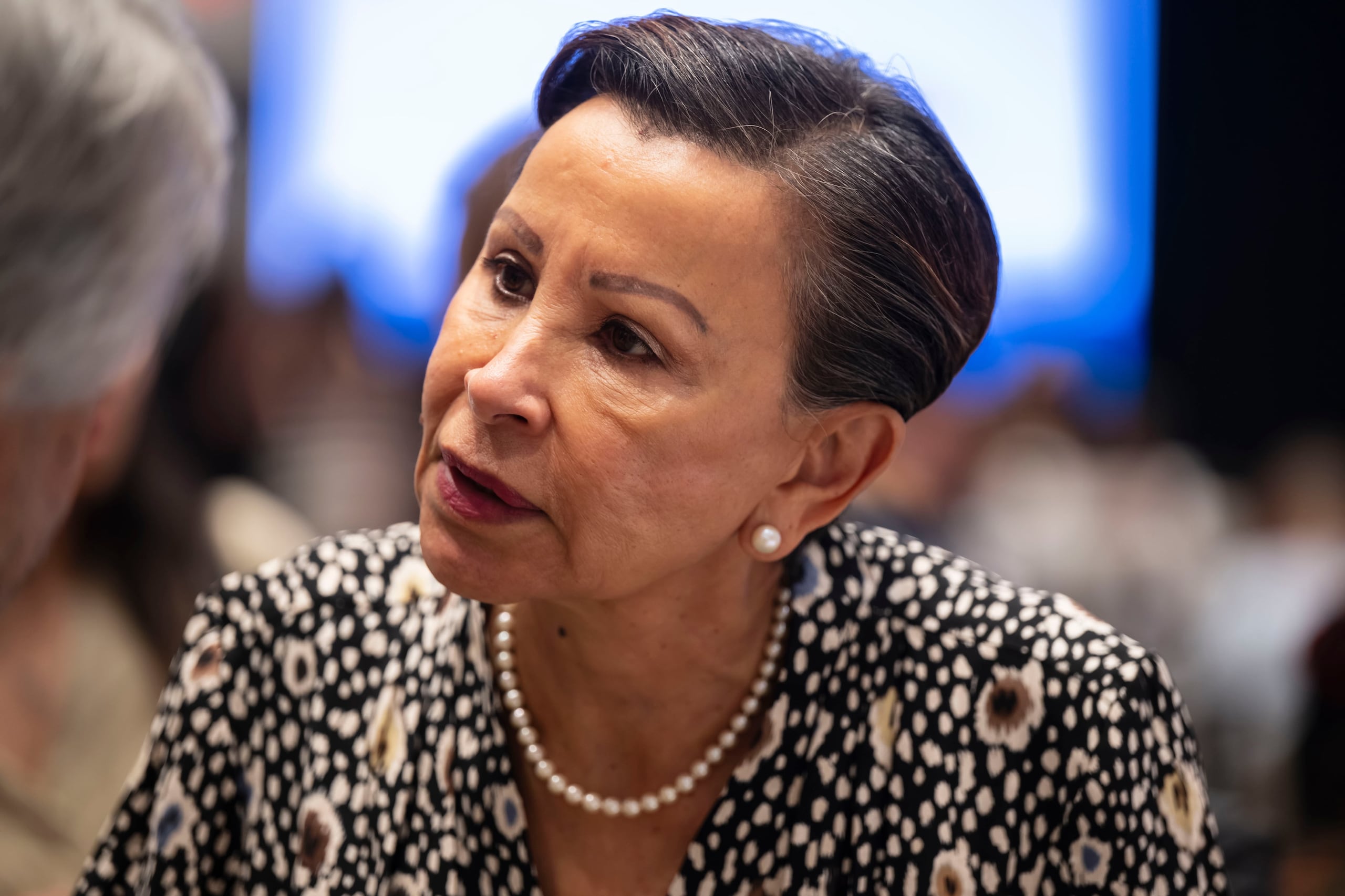 En un comunicado, Velázquez cargó contra el mandatario estadounidense al que acusó de tener una política exterior “fuera de control”.