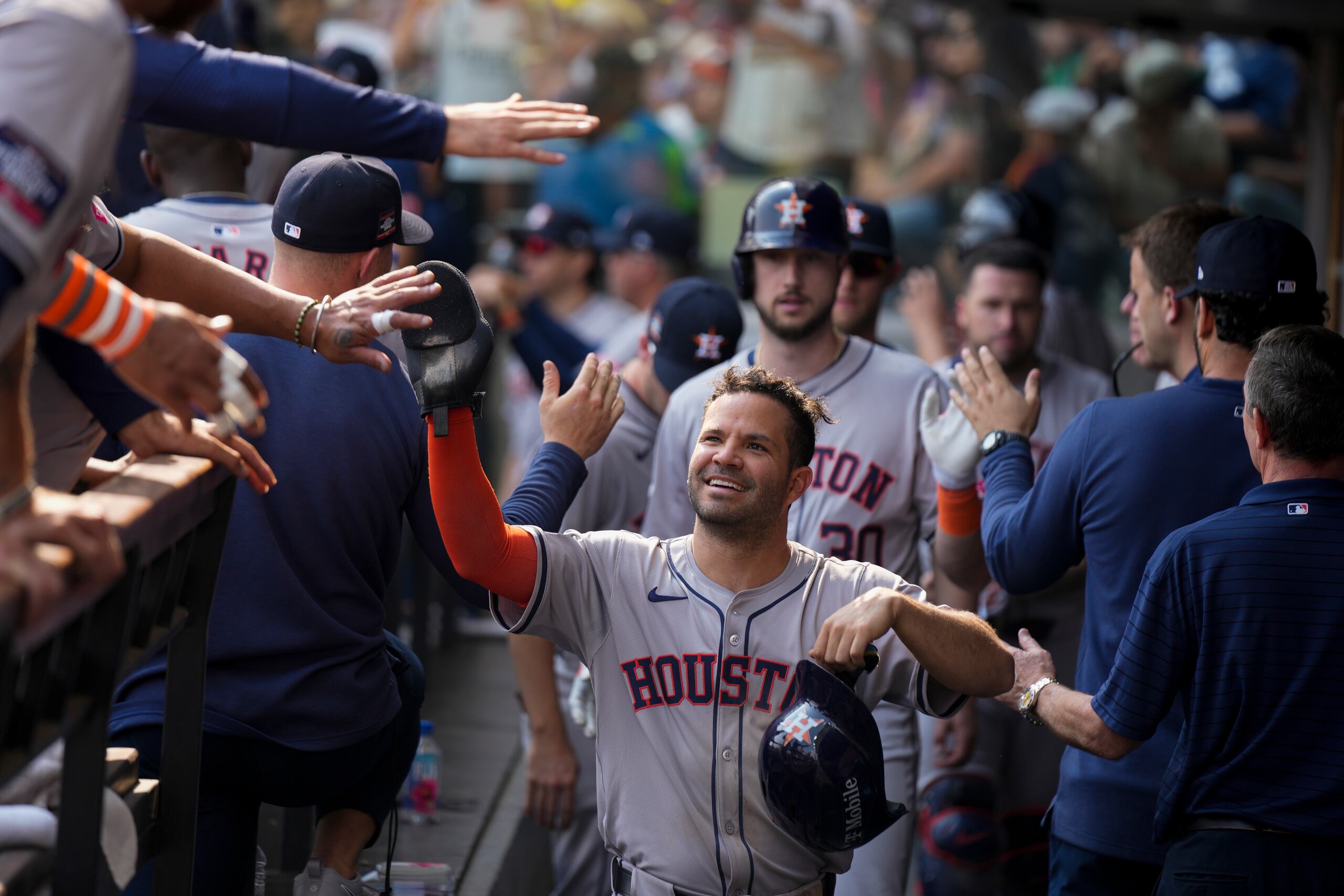 El segunda base de los Astros de Houston, el venezolano José Altuve es felicitado por sus compañeros tras anotar en la octava entrada frente a los Rockies de Colorado en la Ciudad de México.