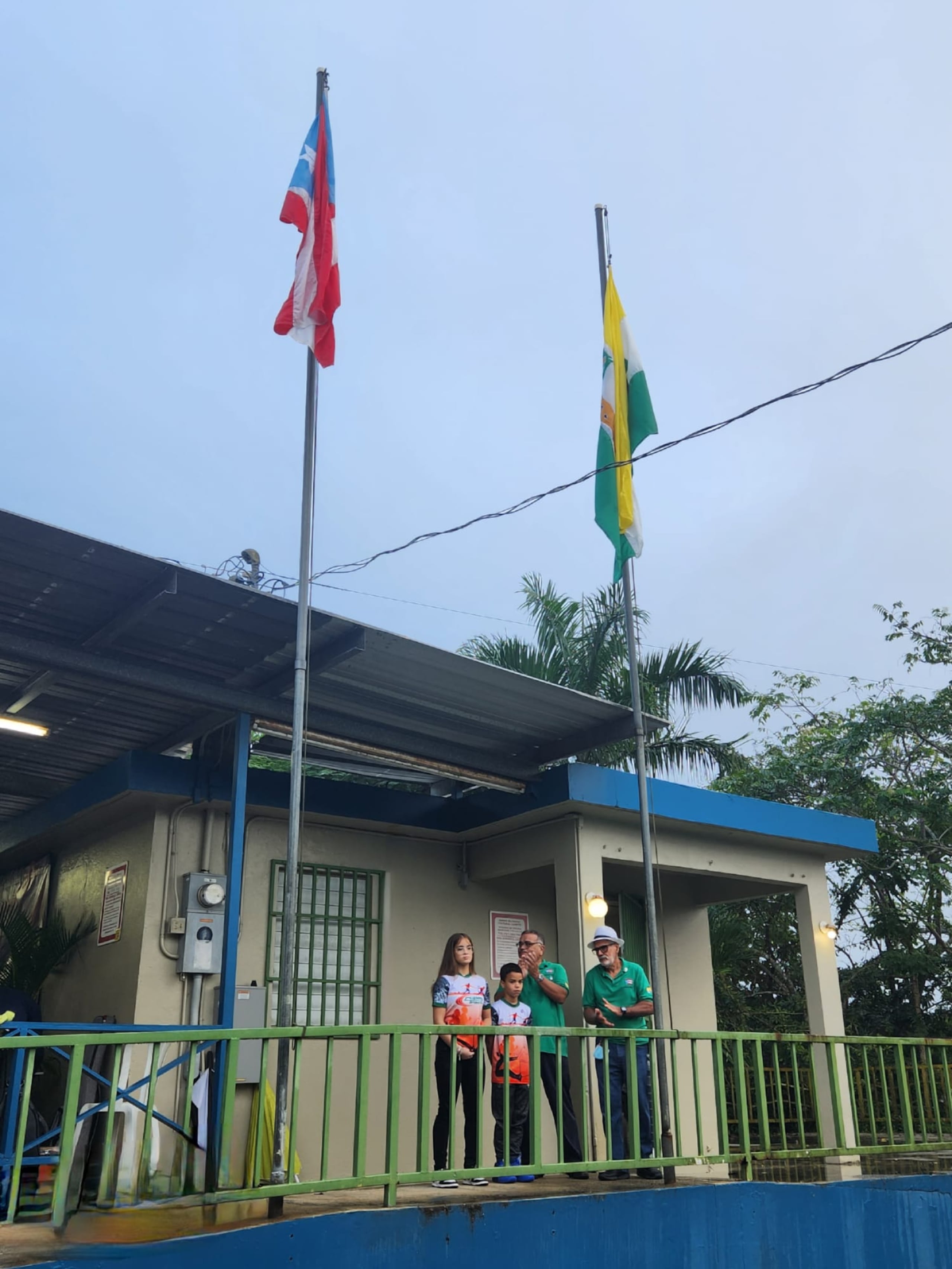 La actividad estaba programada para las 6:00 de la mañana, pero se retrasó hasta pasadas las 7:00 a.m. por las lluvias que afectan al área metropolitana de San Juan desde la noche de ayer y madrugada de hoy viernes.