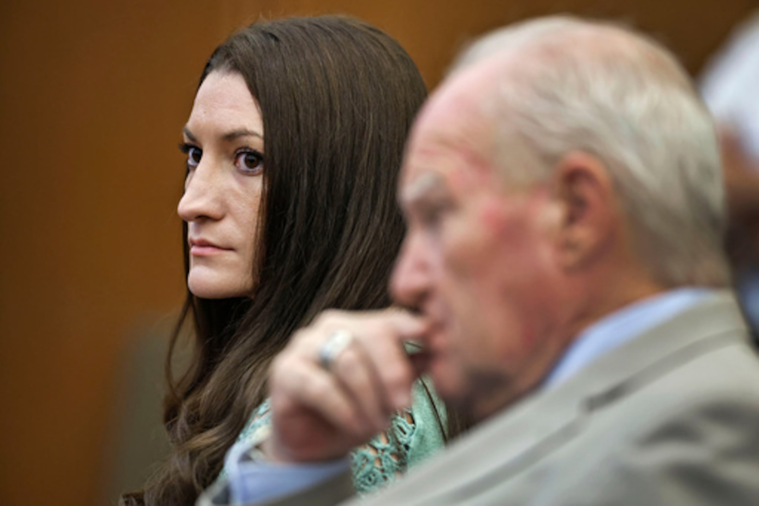 Lindsay Clancy observa cómo los miembros del jurado entran en la sala del tribunal para su segundo día de deliberaciones, mientras el abogado defensor Kevin Reddington se sienta a su derecha en el Tribunal Superior de Plymouth, en Plymouth (Massachusetts), el viernes 28 de agosto de 2026. (Greg Derr/The Patriot Ledger vía AP, Pool)