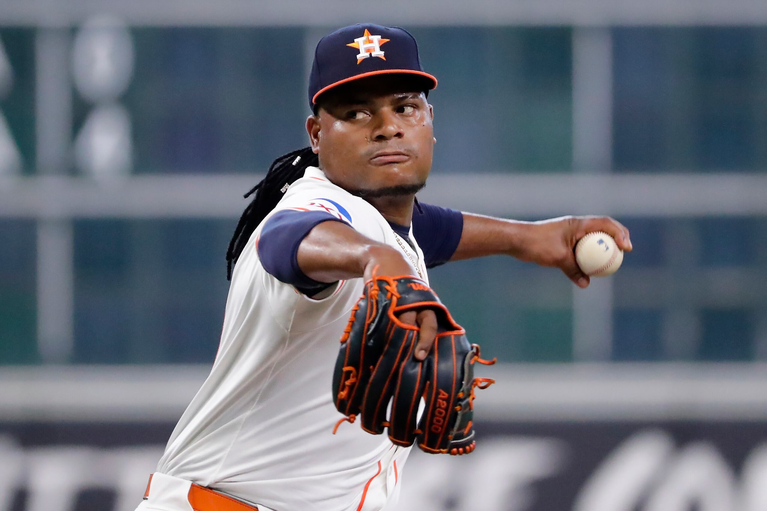 Framber Valdez, lanzador de los Astros de Houston, lanza en contra de los Orioles de Baltimore durante la primera entrada del juego de béisbol del domingo 23 de junio de 2024.