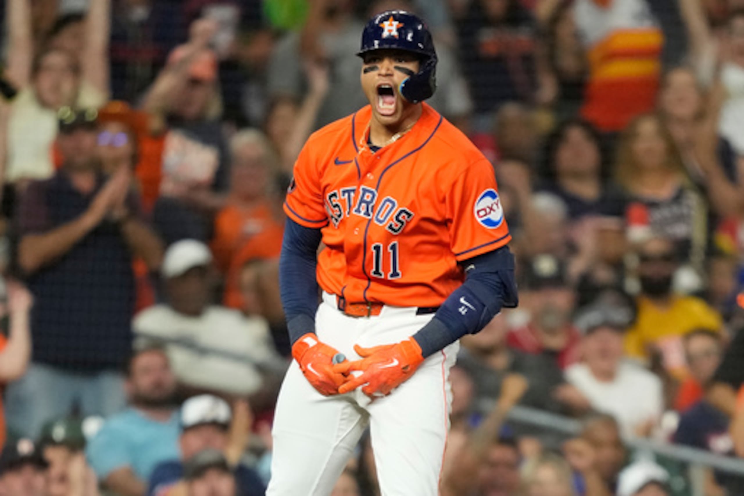 Cam Smith, de los Astros de Houston, celebra tras batear un triple en el partido de béisbol de las Grandes Ligas contra los Rangers de Texas durante la cuarta entrada, el viernes 31 de julio de 2026, en Houston. (Foto AP/David J. Phillip)