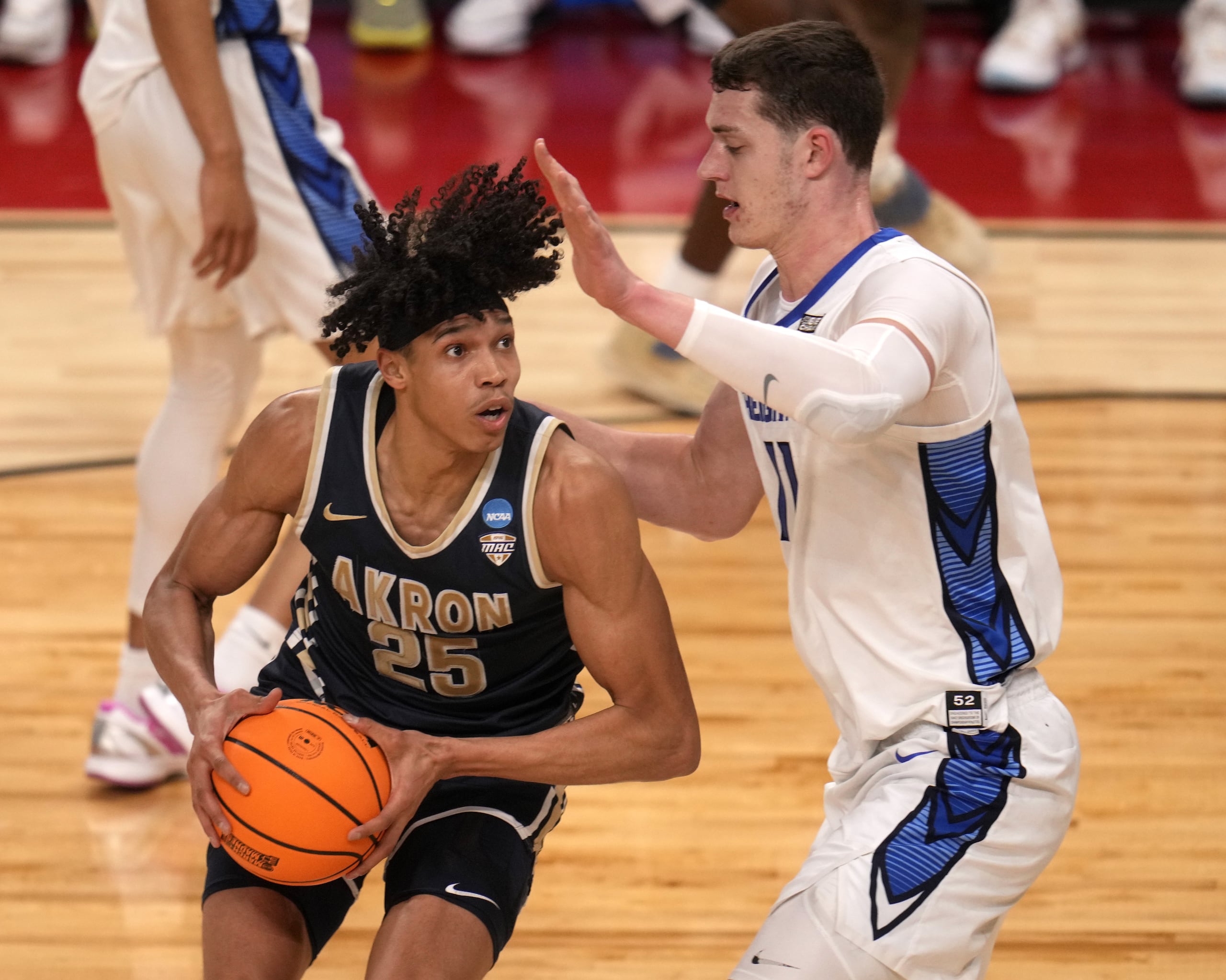 Enrique Freeman (izquierda) también jugó en la NCAA con la Universidad de Akron.