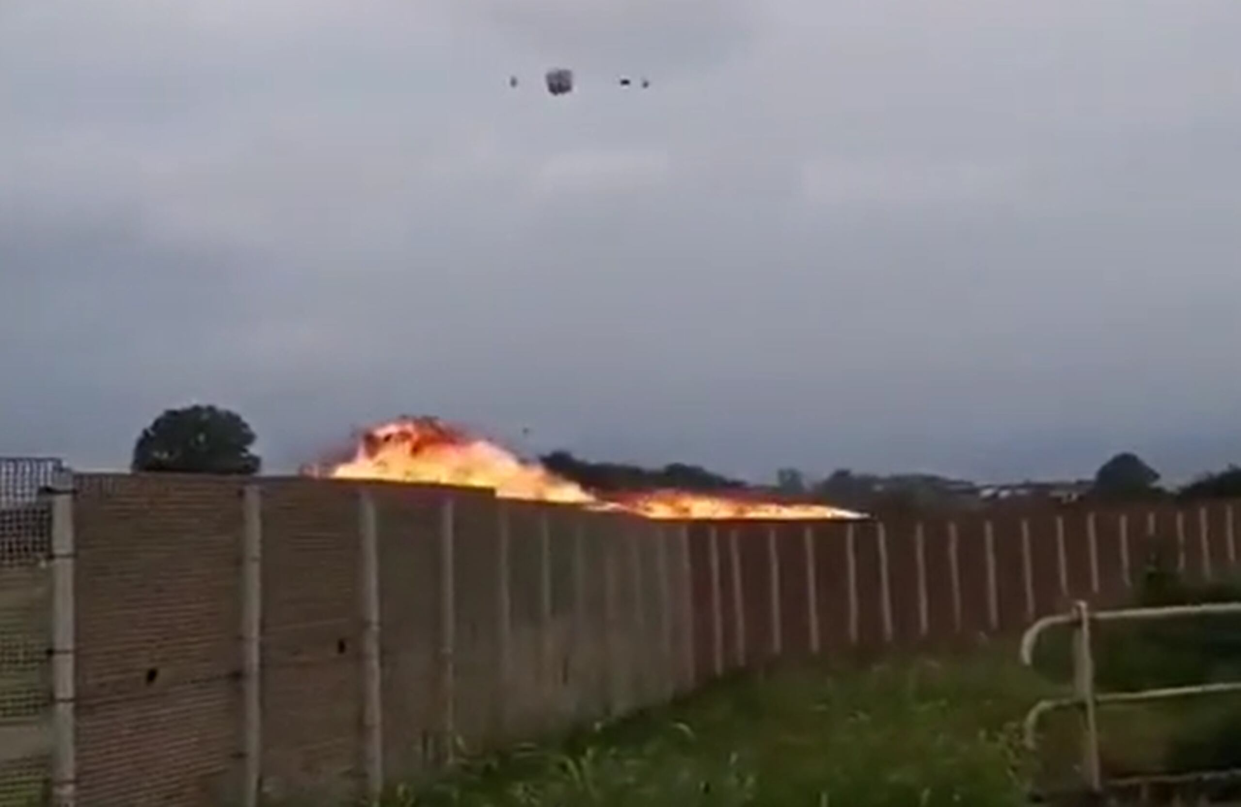 Accidente con avión militar italiano. Una menor falleció y sus padres están hospitalizados.