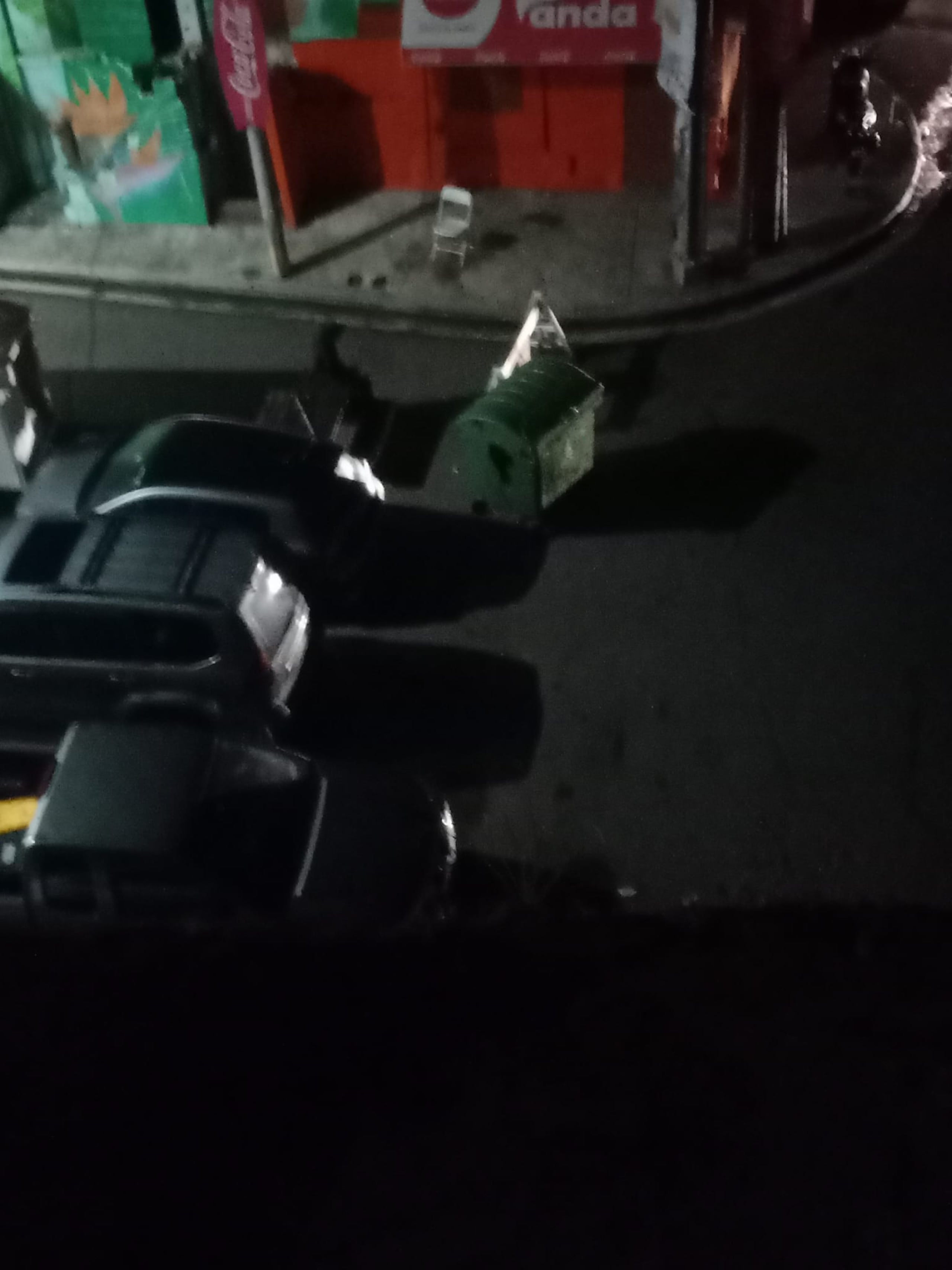 Barricada frente a un negocio en la calle Lucila Silva de la Barriada la Perla durante intervención de la La Policía Municipal de San Juan.
