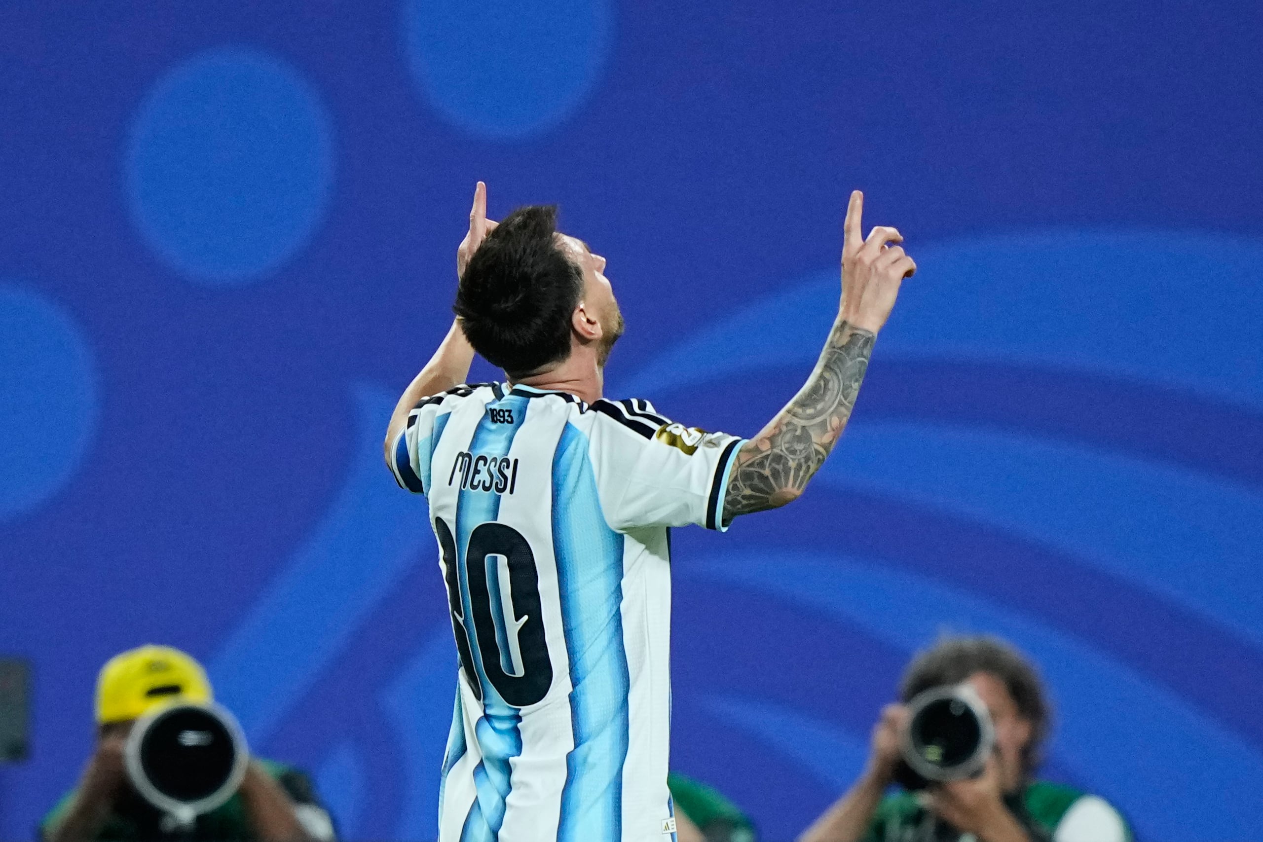 Lionel Messi celebrando uno de sus tres goles del martes ante Argelia.