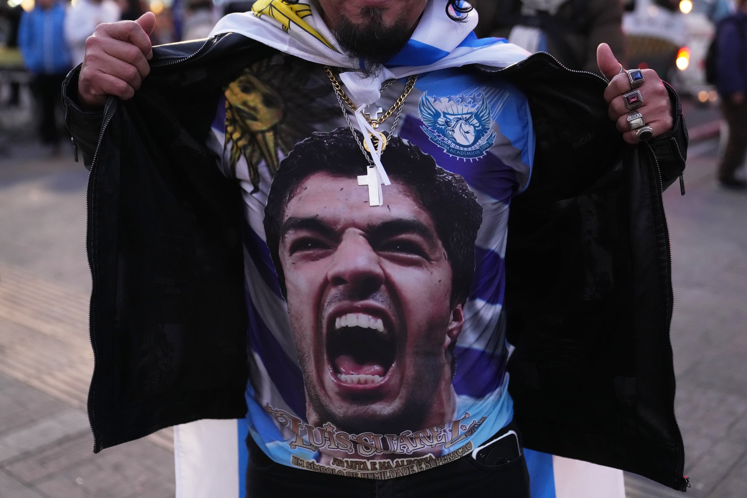 Un aficionado muestra una camiseta con la imagen de Luis Suárez.