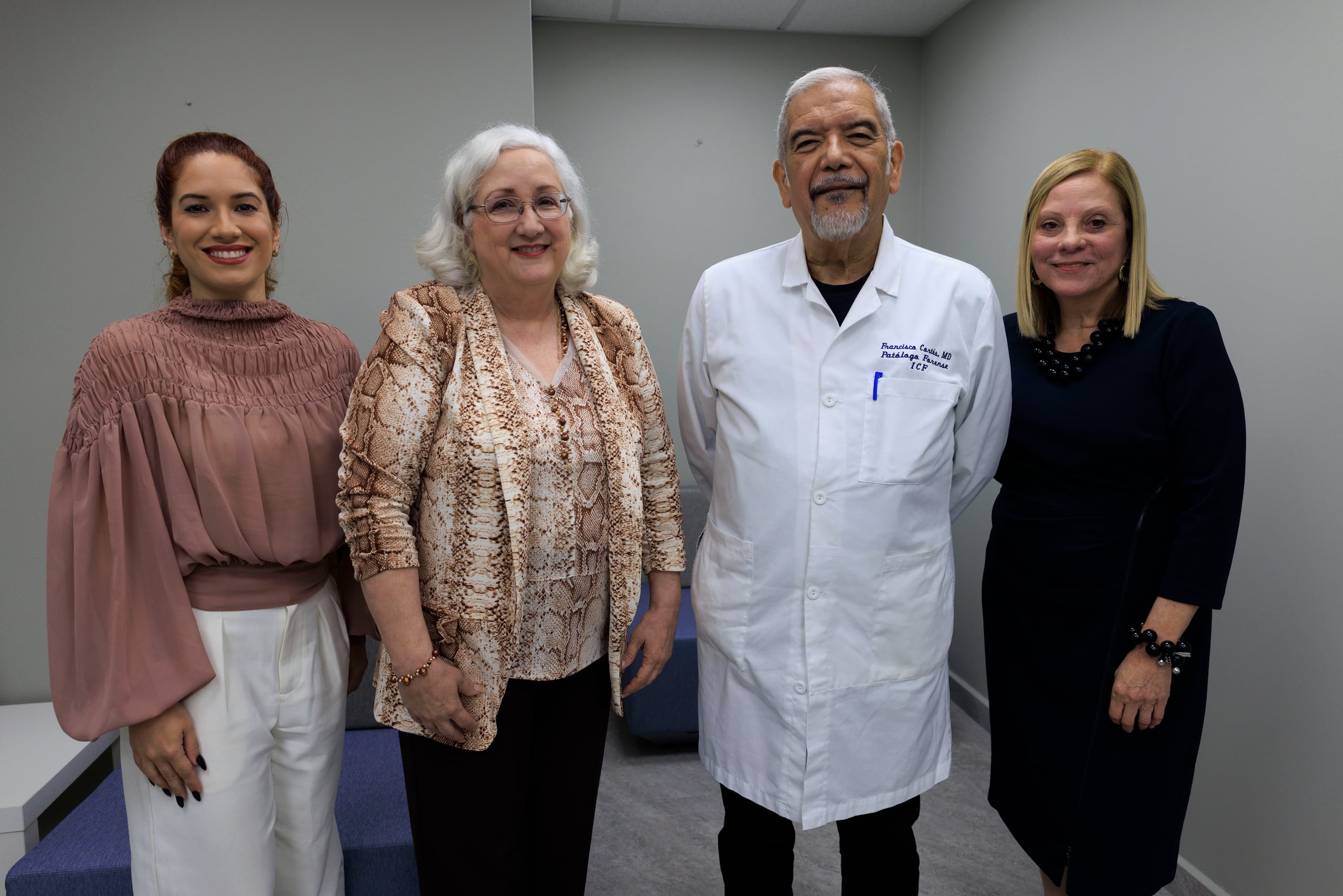 Las expertas Paola Luna García, Irma Rivera Díaz y Rosa Rodríguez, rodean a Francisco Cortés Rosa Rodríguez, quien inició labores días antes de la fundación de la agencia.