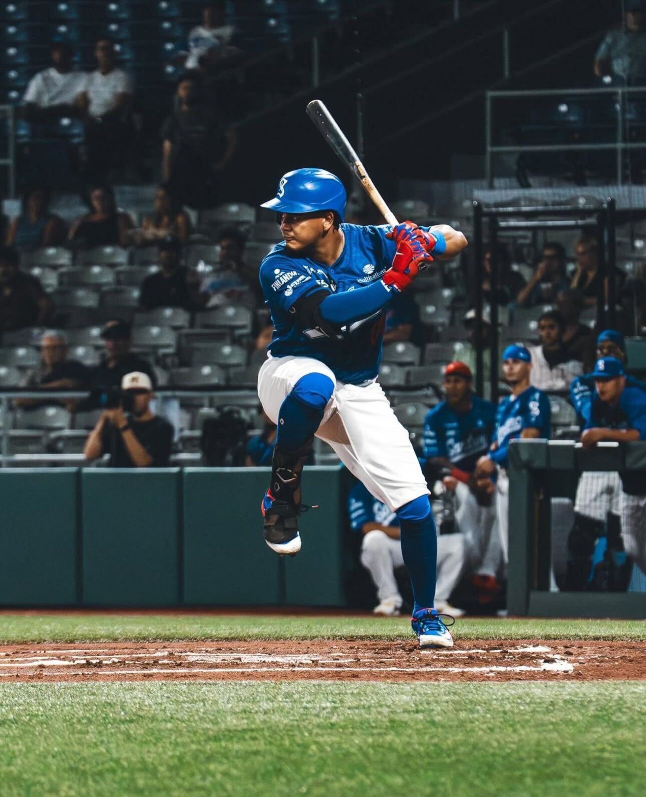Rubén Castro, de los Cangrejeros de Santurce, en un turno al bate.