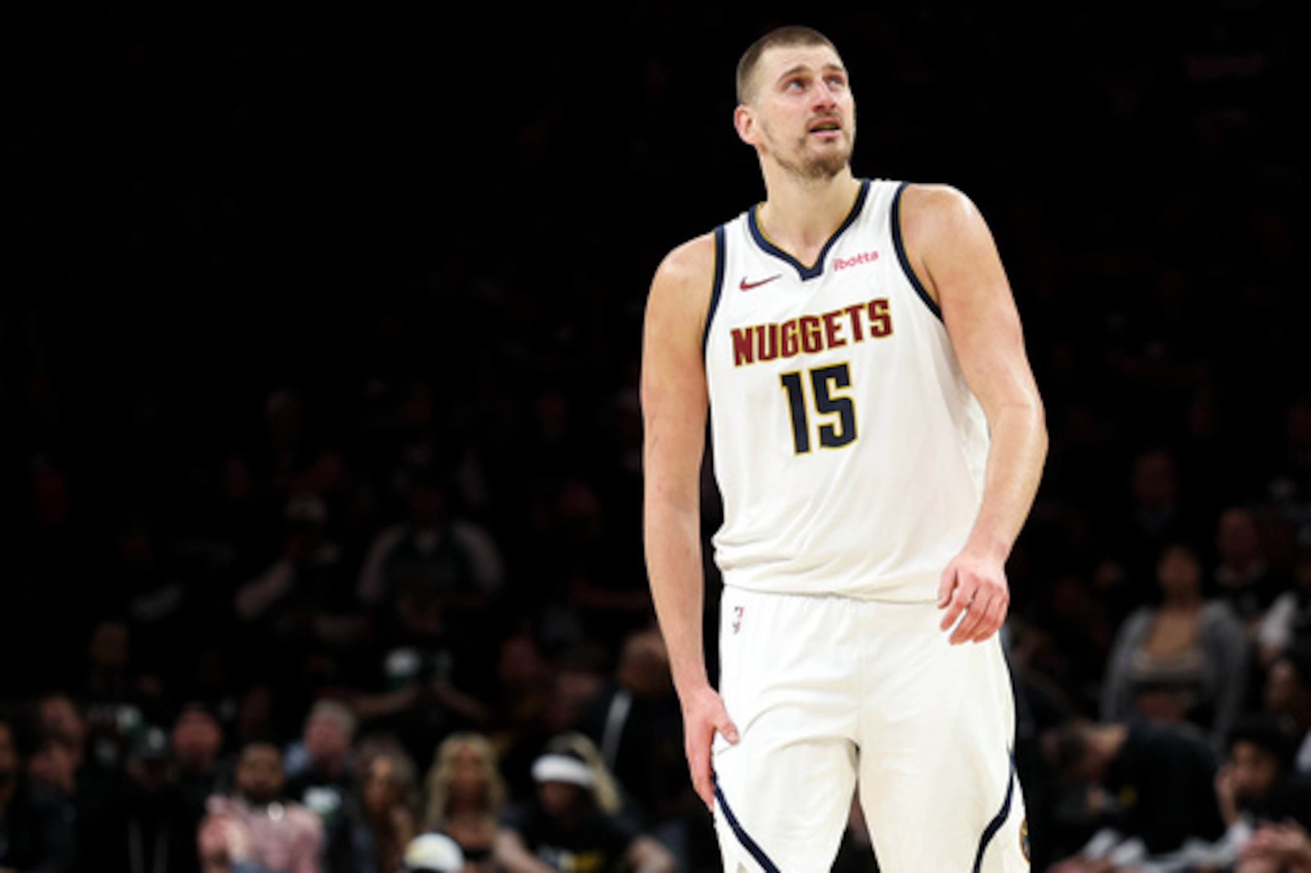 El pívot de los Denver Nuggets Nikola Jokic (15) observa durante la segunda mitad del sexto partido de la primera ronda de los playoffs de baloncesto de la NBA contra los Minnesota Timberwolves, el jueves 30 de abril de 2026, en Minneapolis. (AP Photo/Matt Krohn)