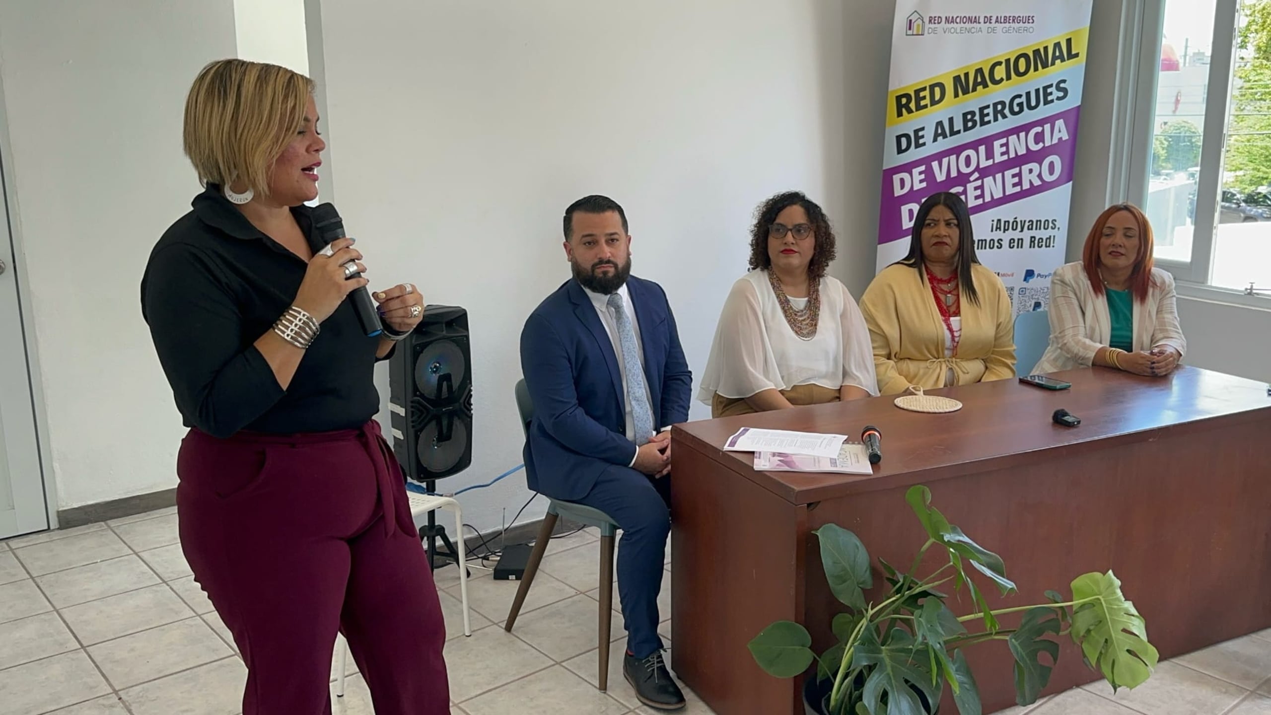 De izquierda a derecha: la directora ejecutiva de la Red Nacional de Albergues de Violencia de Género, Jessica X. Fuetes Catalá; funcionario representante de la Oficina de la Procuradora de las Mujeres (OPM), Ángel Rodríguez; presidenta de la Red Nacional de Albergues de Violencia de Género, Coraly León Morales; y las intercesoras legales y supervisoras de la Academia Intercesores Legales, Ángela Jiménez y Yenitza Soto.