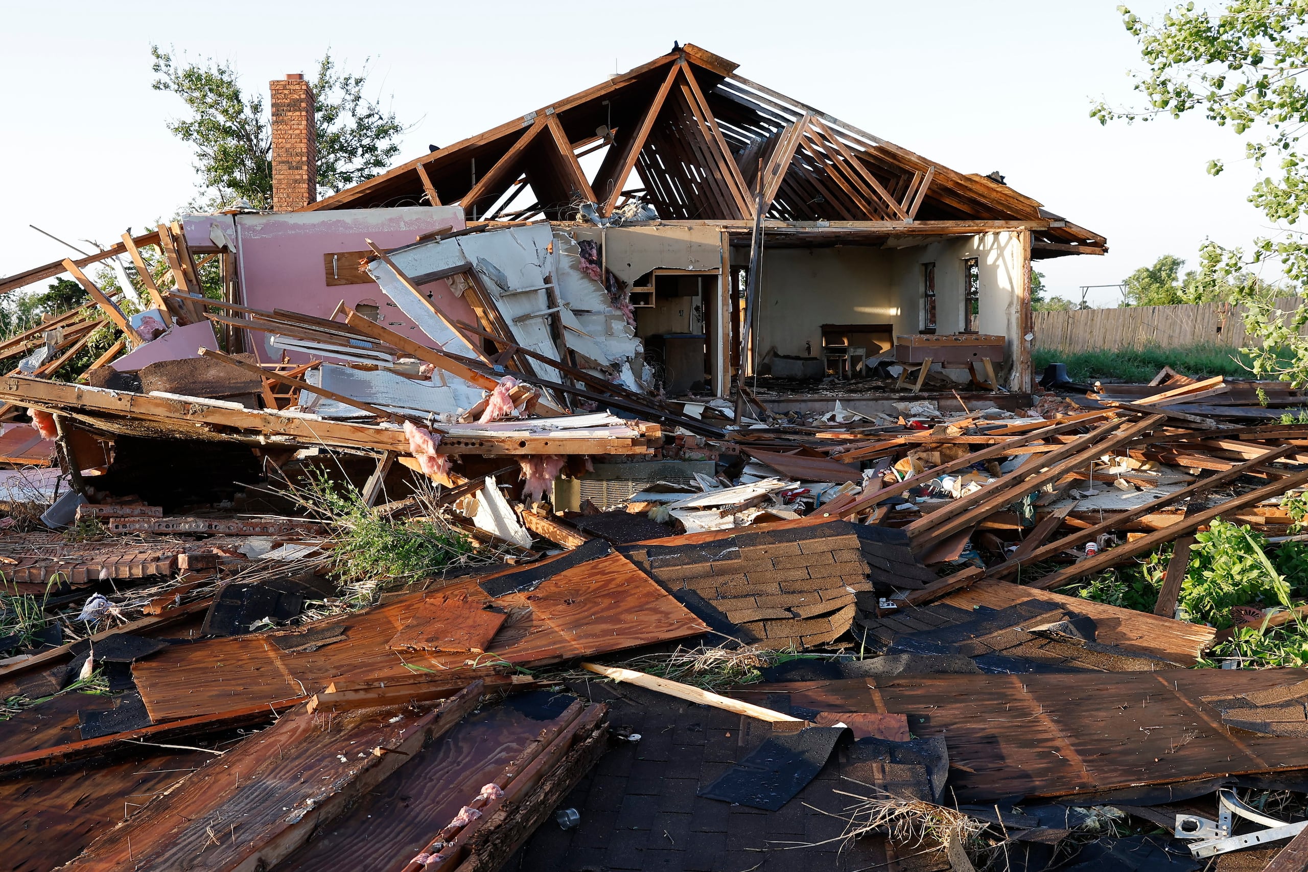 Daños provocados por tornado en Oklahoma.