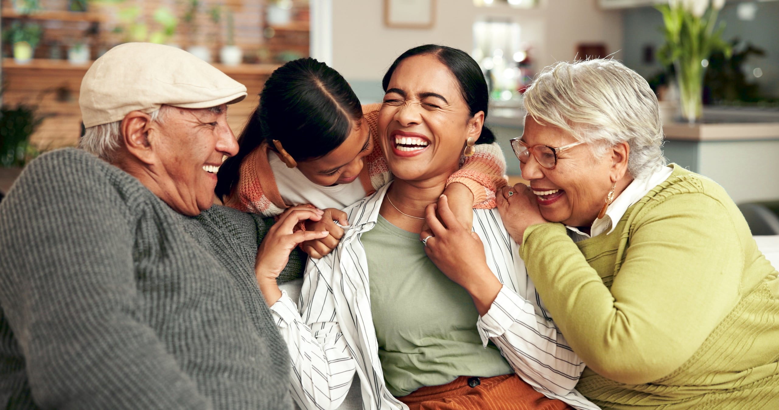 El amor de los abuelos tiene un matiz único. Es un amor que no exige, que abraza sin condiciones y que se traduce en gestos sencillos.