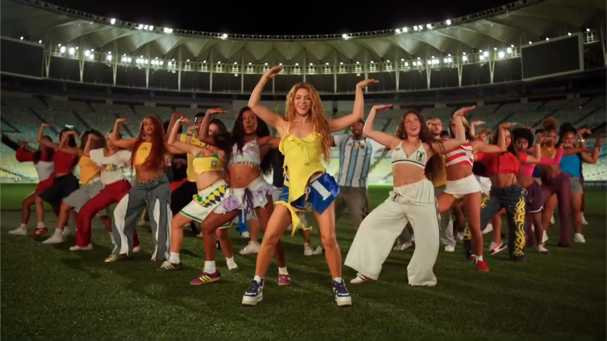 Captura de video cedido por Shakira que muestra a la cantante colombiana en un fragmento del nuevo video de 'Dai Dai', que será la canción oficial del Mundial de Fútbol que se jugará entre junio y julio próximos en Estados Unidos, México y Canadá. EFE/Shakira /SOLO USO EDITORIAL/ NO VENTAS/ SOLO DISPONIBLE PARA ILUSTRAR LA NOTICIA QUE ACOMPAÑA (CRÉDITO OBLIGATORIO)