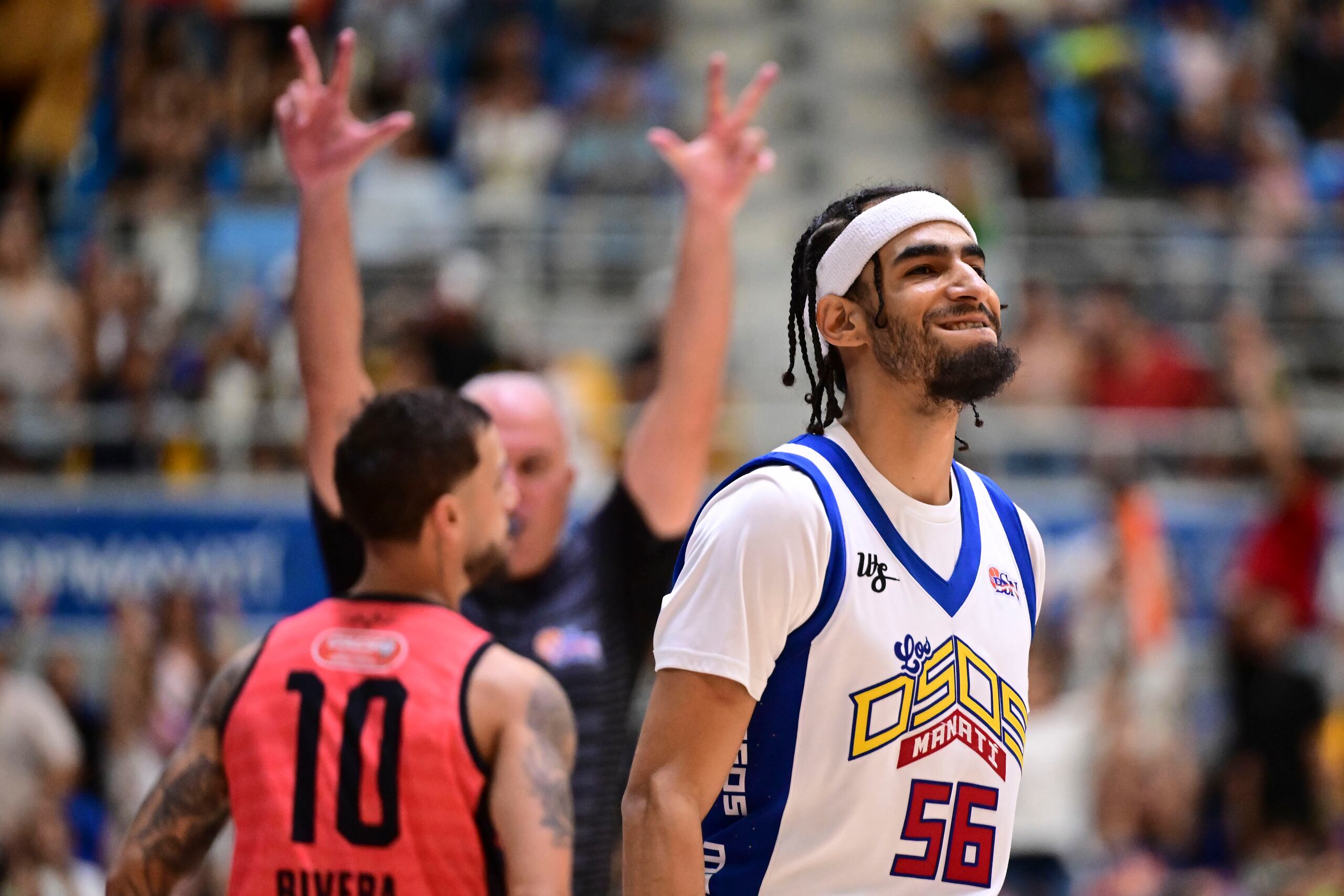 Jhivvan Jackson, de los Osos de Manatí, reacciona a una jugada durante el sexto juego de la final 2024 del BSN.