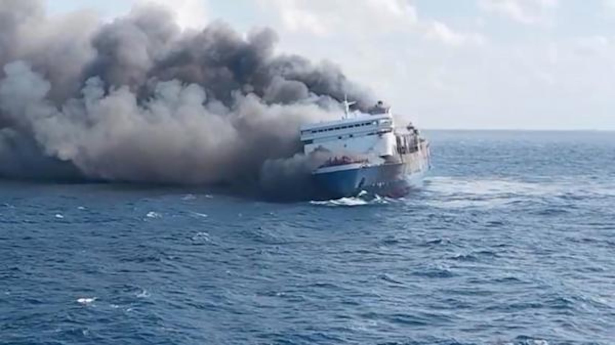 Imagen del vídeo cedido por la agencia de manejo de desastres de Indonesia Basarnas sobre el incendio de un ferry en Java Oriental.