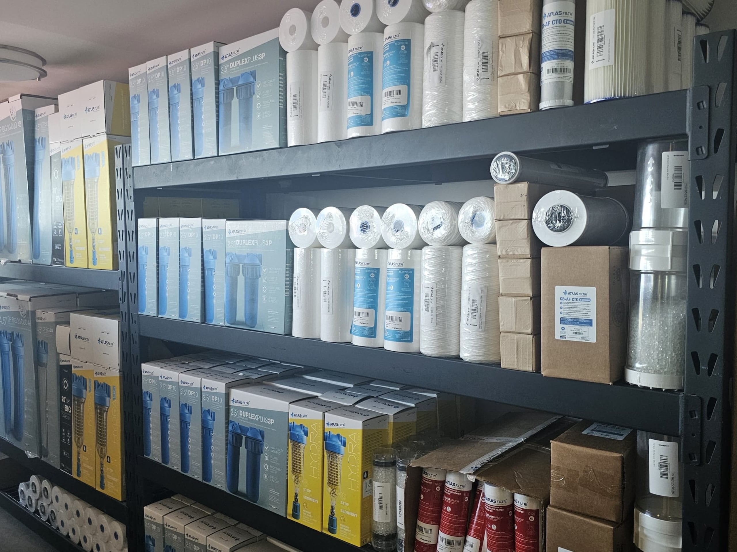 La compañía cuenta con un amplio inventario de productos y equipos.