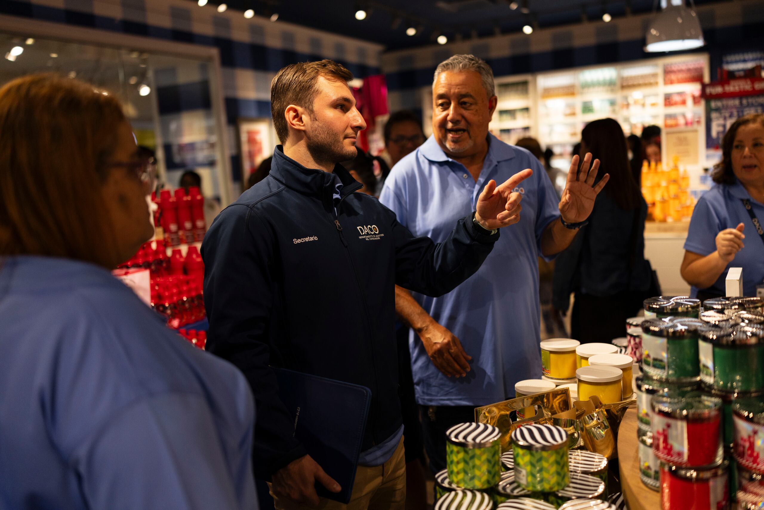 29 de Noviembre de 2024 – San Juan PR - El secretario interino del DACO, Francisco González de la Matta, y a los inspectores de la agencia, quienes dieron conferencia de prensa sobre los resultados del Viernes del Madrugador en los comercios. 
En la foto el secretario interino en  bed bath & Beyond 
Foto por:  
Xavier Araújo | GFR Media
xavier.araujo@gfrmedia.com
Araujo