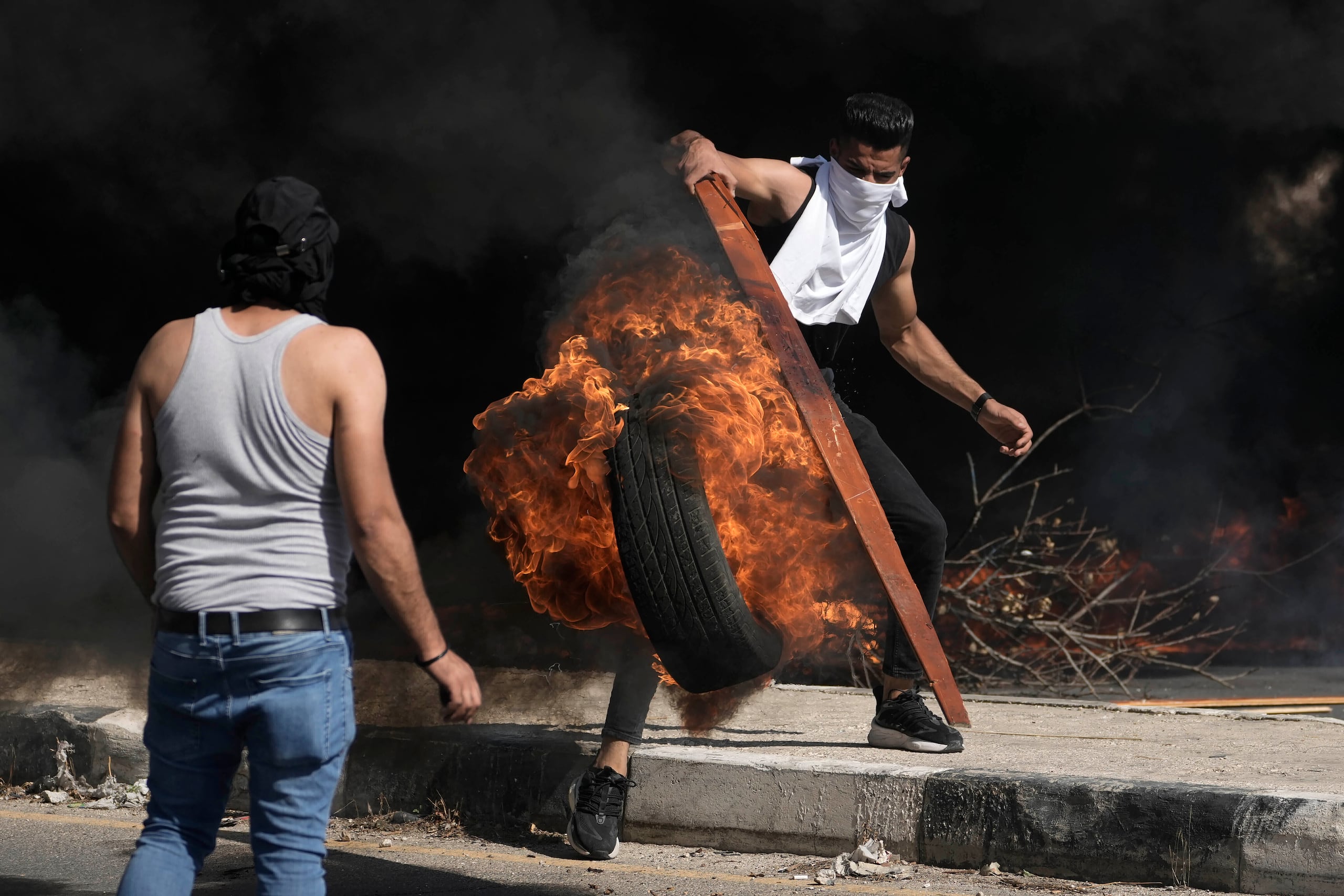 Manifestantes palestinos enfrentan a las fuerzas israelíes durante una marcha en apoyo a Gaza, en Naplusa, Cisjordania.
