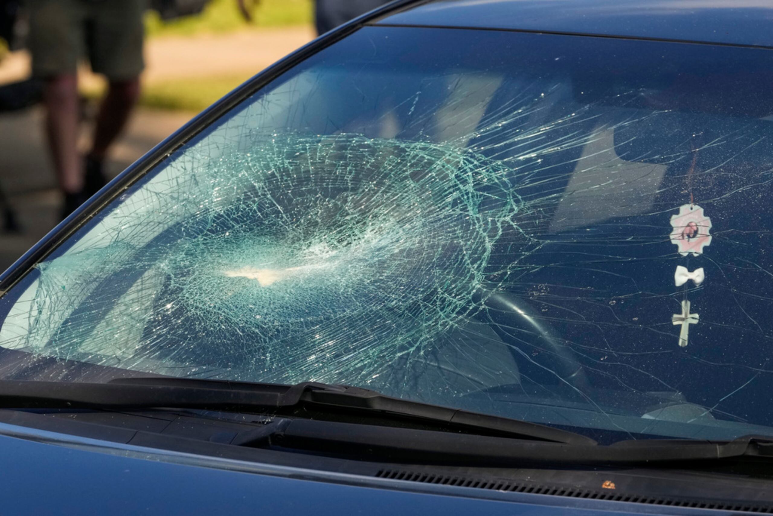 Un automóvil con el parabrisas roto estacionado afuera de la Iglesia de Cristo el Buen Pastor en los suburbios de Wakely, en el oeste de Sídney, el 16 de abril de 2024.
