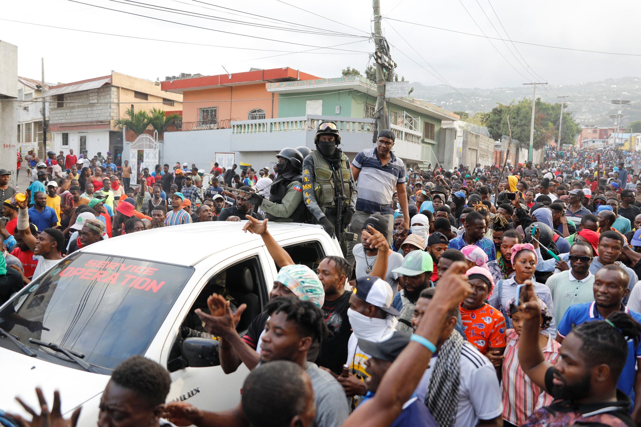 El martes se organizaron protestas de mayor envergadura, el mismo día en que el ex líder rebelde Guy Philippe, apareció por sorpresa en Puerto Príncipe.