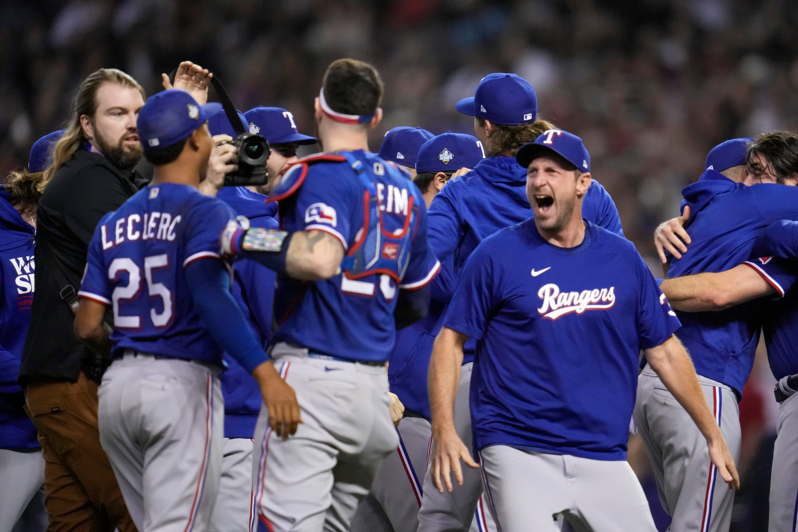 Max Scherzer, abajo a la derecha, celebra su segunda Serie Mundial.