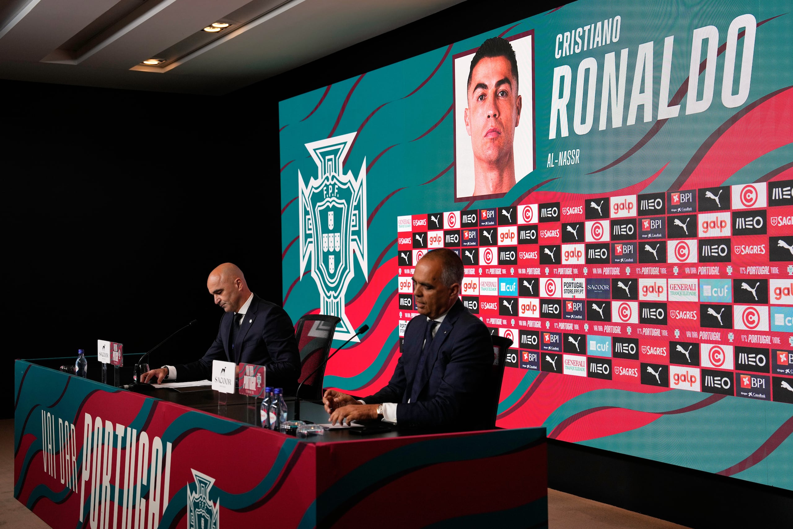 El técnico de Portugal Roberto Martínez menciona el nombre de Cristiano Ronaldo al anunciar la convocatoria para el Mundial 2026, el martes 19 de mayo de 2026, en las afueras de Lisboa. (AP Foto/Armando Franca)