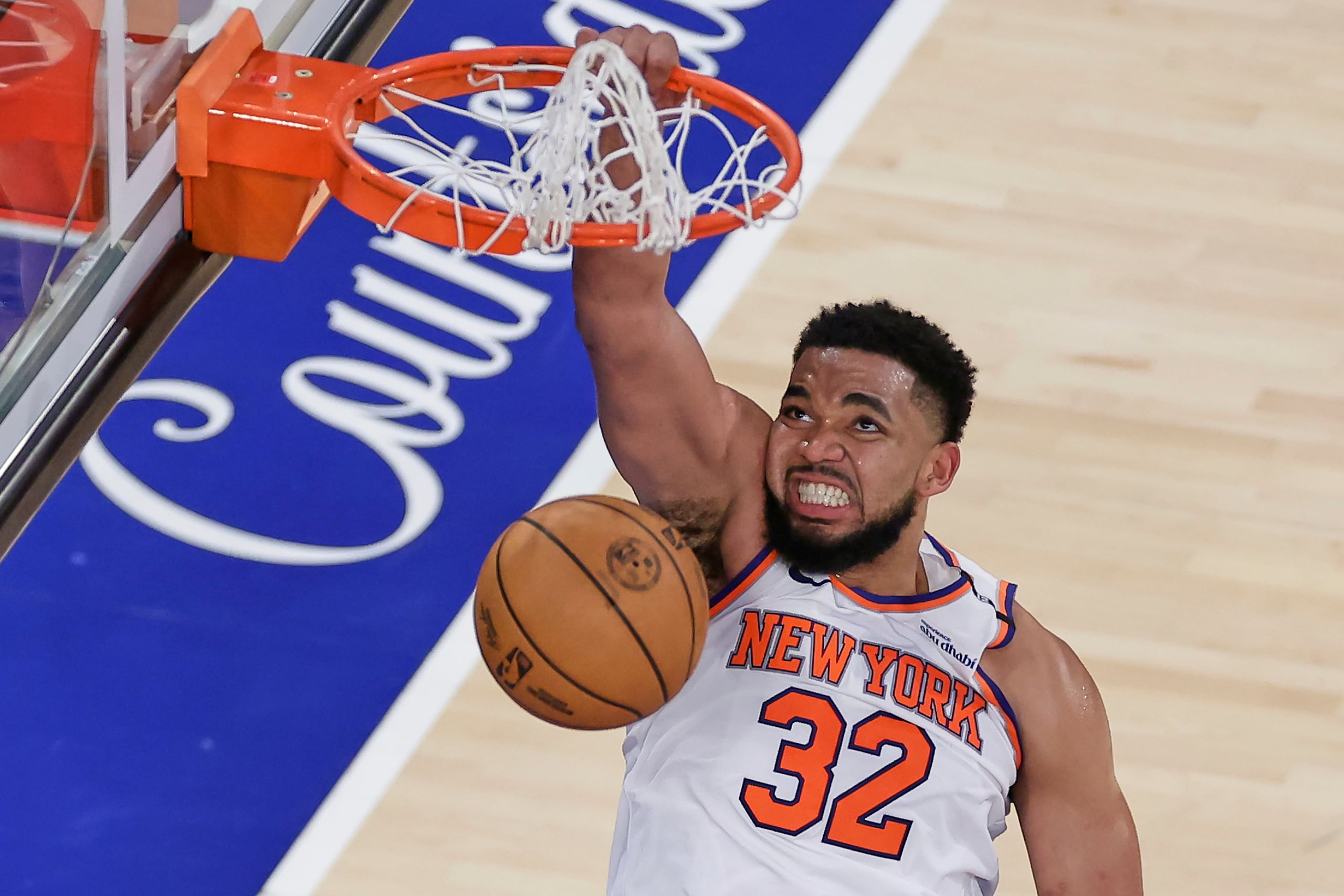 El dominicano Karl-Anthony Towns, de los Knicks de Nueva York, encesta en el quinto partido de la final de la Conferencia Este ante los Pacers de Indiana.