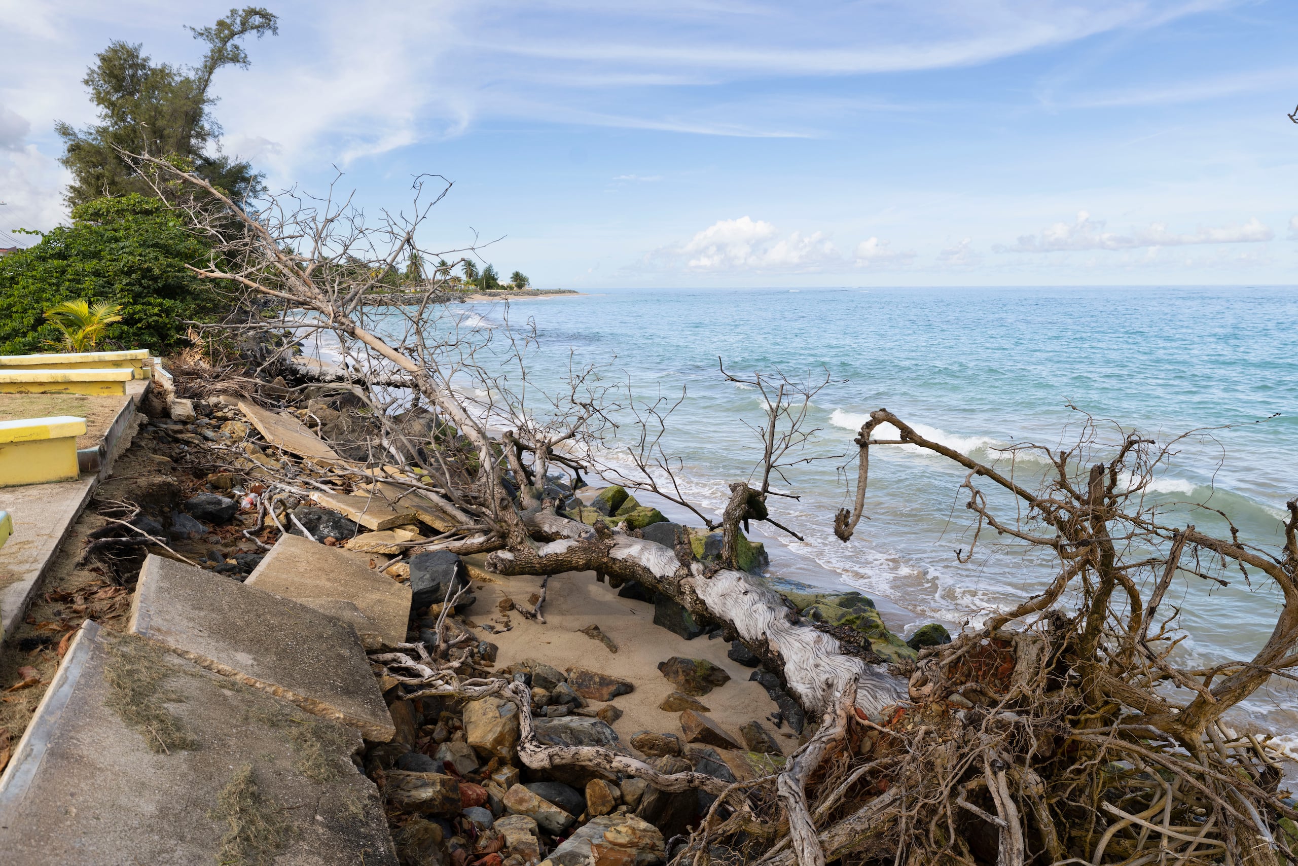 La alcaldesa de Loíza, Julia Nazario Fuentes, junto al presidente de la Legislatura Municipal, licenciado Joel Osorio Chiclana, el vicealcalde Luis Rafael Ortiz Escobar, y miembros de la comunidad Parcelas Suárez de Loíza, celebraron una conferencia de prensa para informar de la situación de la erosión costera y las medidas que se proponen para atender esta situación que va en aumento.