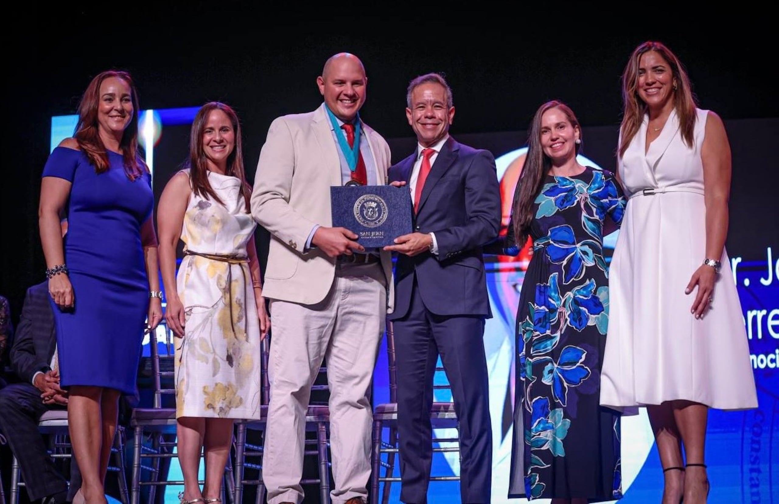 Durante la ceremonia se reconoció al doctor José Castrillo Ferrer, quien se convirtió en el primer residente certificado en cirugía robótica de la institución tras completar su adiestramiento con el Sistema Quirúrgico Da Vinci, adquirido por el Municipio mediante una inversión de $2.5 millones.