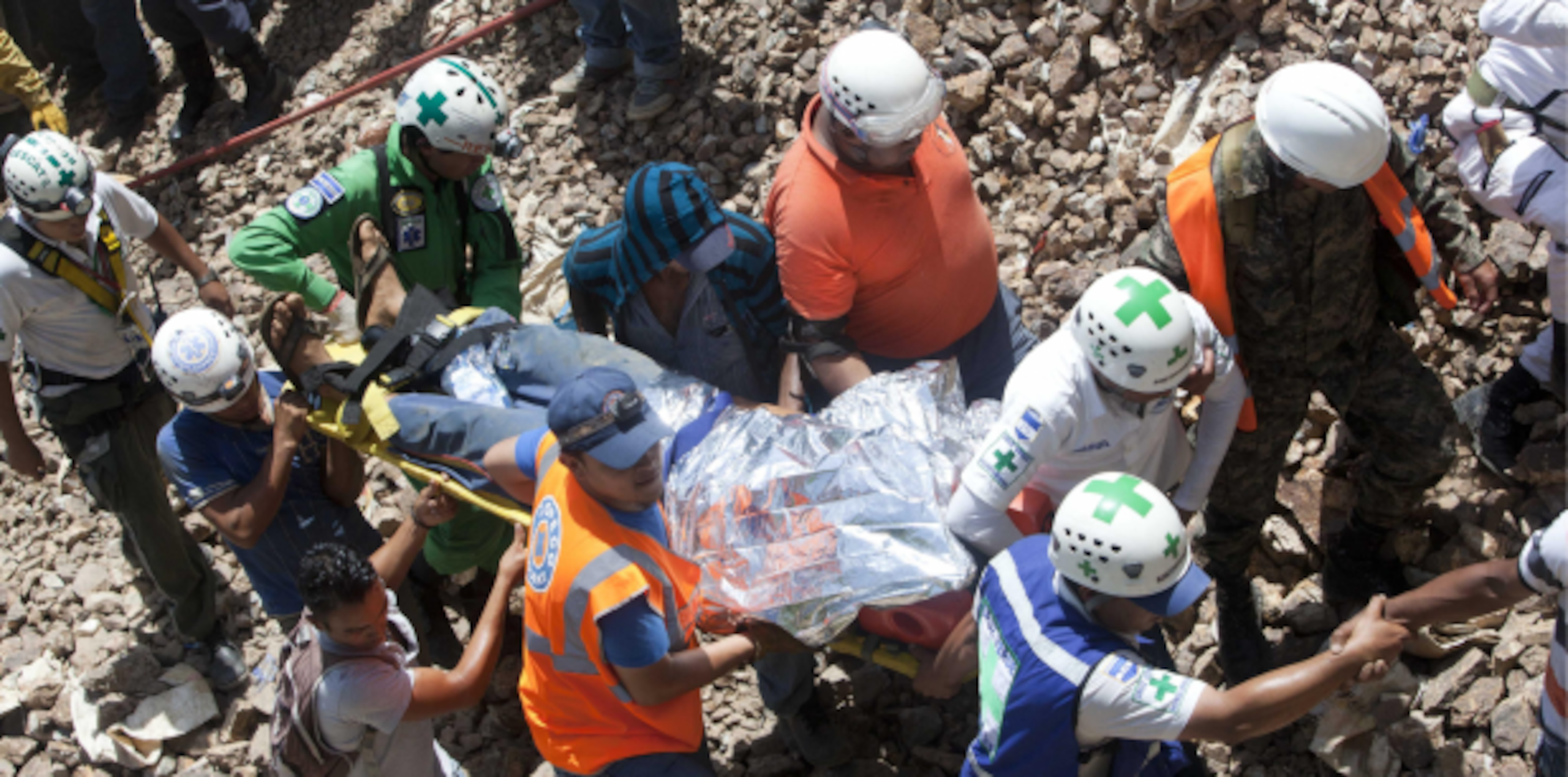 Un grupo de 22 hombres entró la tarde del miércoles a la mina en busca de oro y poco después quedó sepultado a causa de un derrumbe, pero once pudieron salir de inmediato por su cuenta y el resto se encontraba en los túneles. (AP)